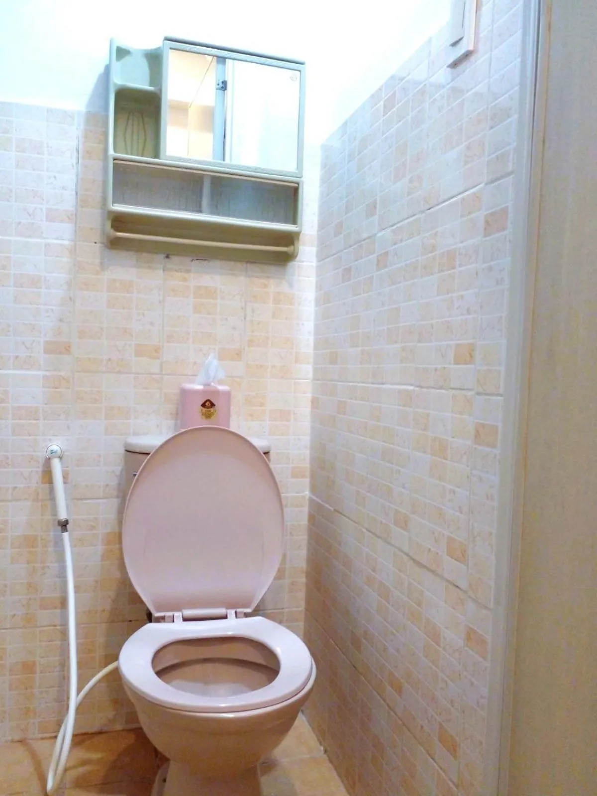 Toilet in Makati Poblacion Hotel