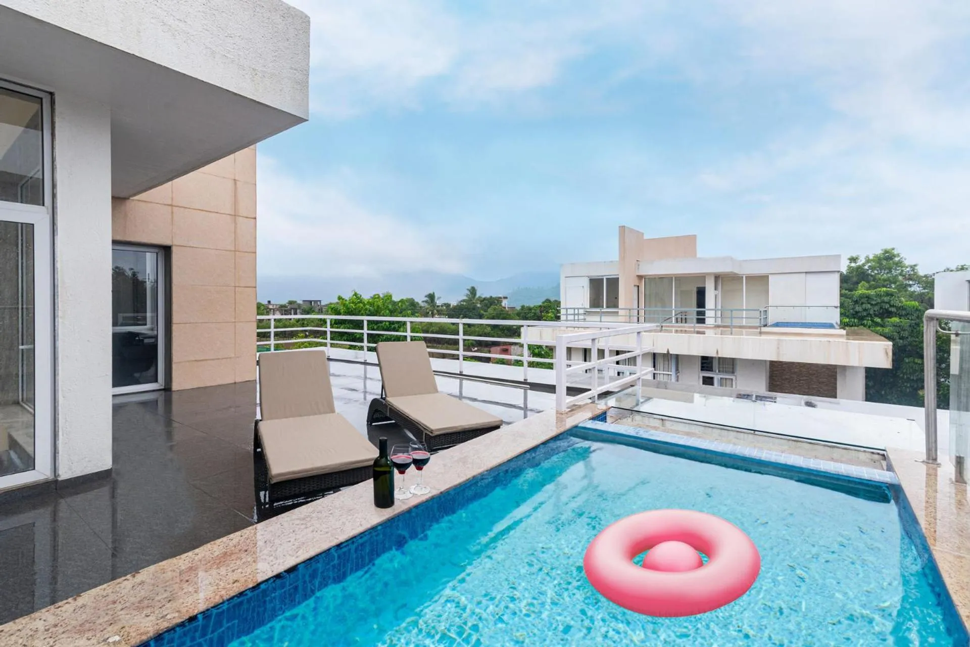 Sierra Skies by StayVista - A mountain-view villa featuring a rooftop swimming pool, Turf, and A gym for an elevated stay