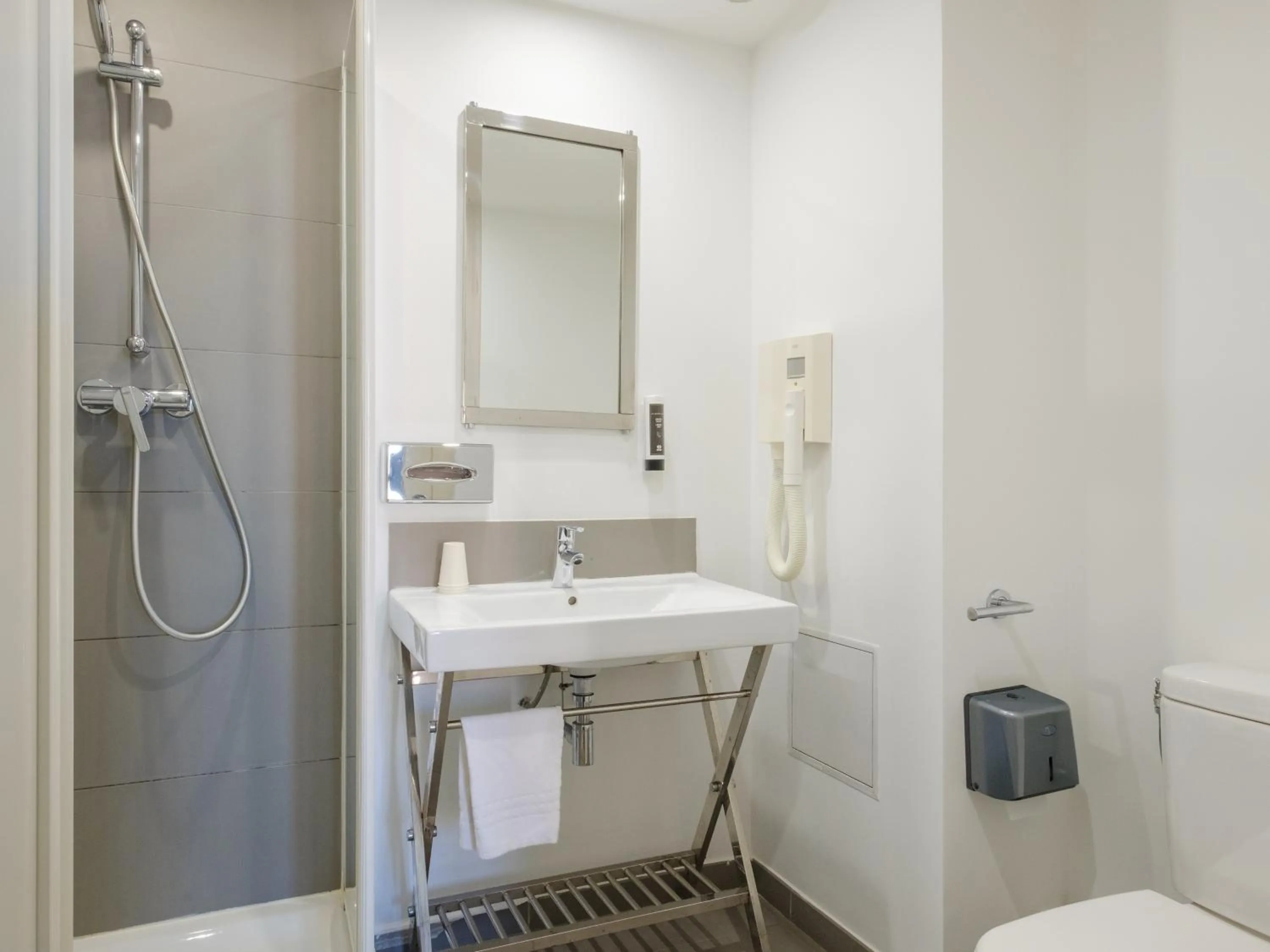 Shower in B&B HOTEL Antibes Juan-les-Pins