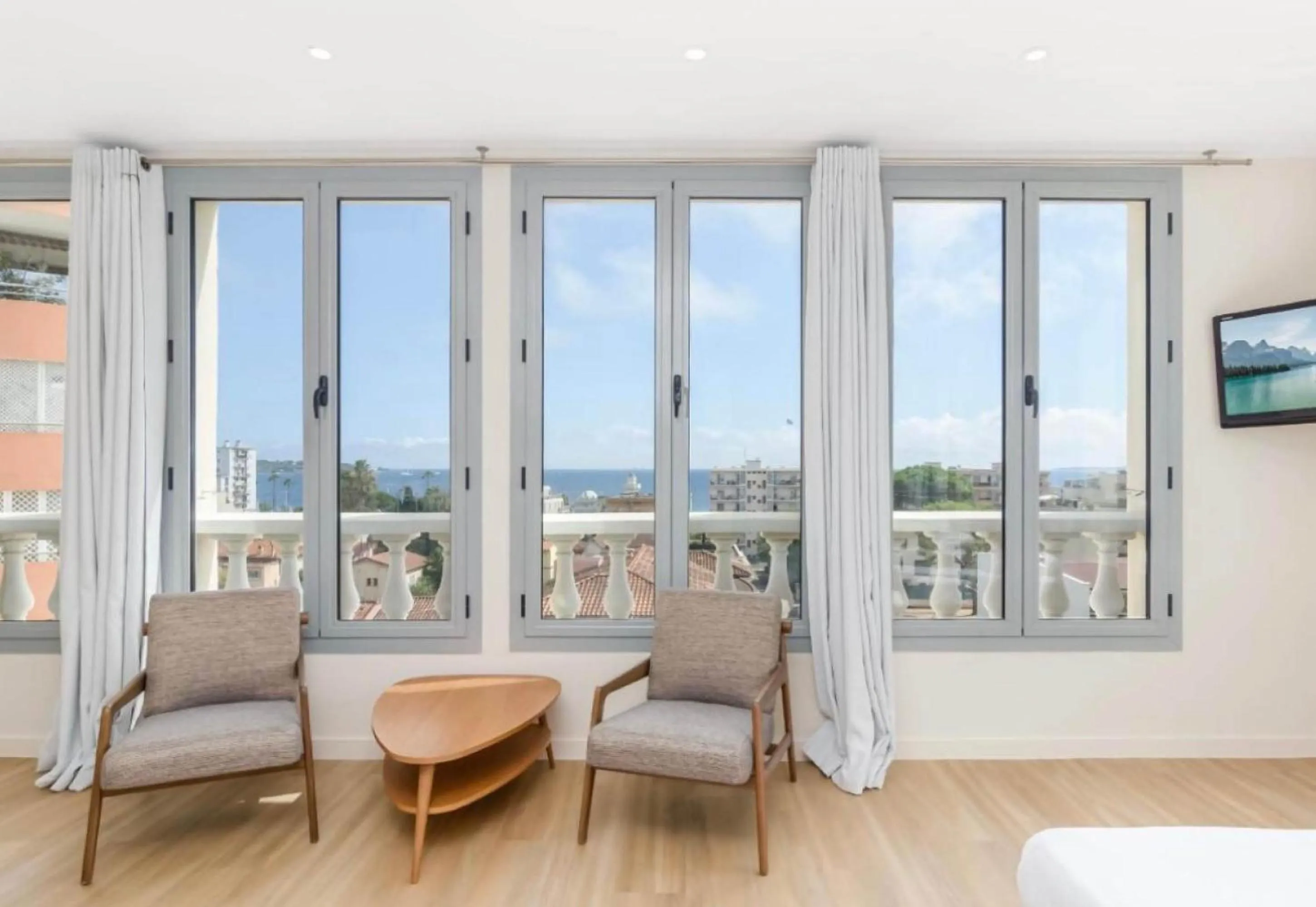 Seating area in B&B HOTEL Antibes Juan-les-Pins