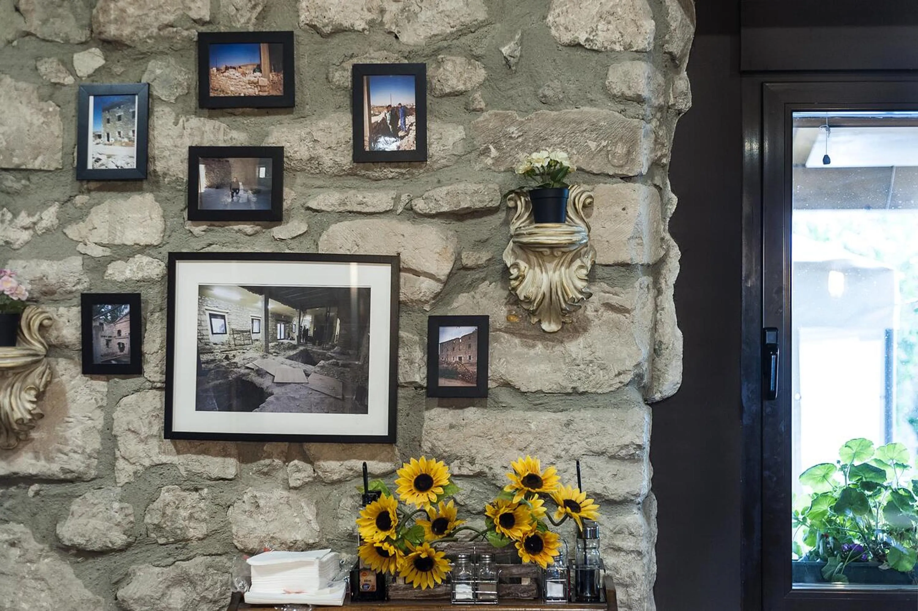 Restaurant/places to eat in Albergue turístico "La Fábrica"