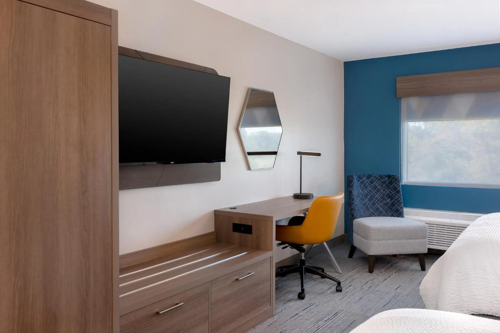 Photo of the whole room, Bed in Holiday Inn Express & Suites Alton St Louis Area by IHG