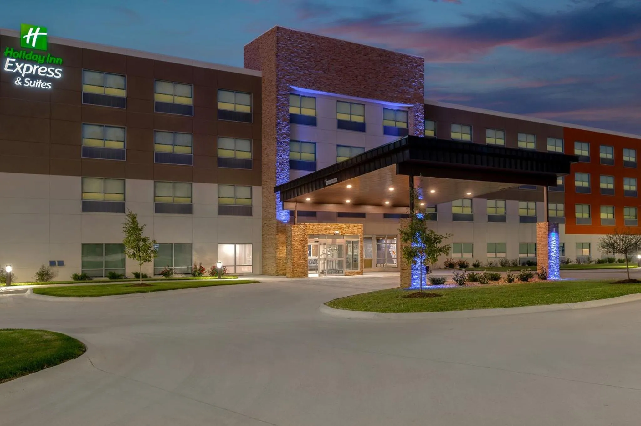 Property building in Holiday Inn Express & Suites Alton St Louis Area by IHG