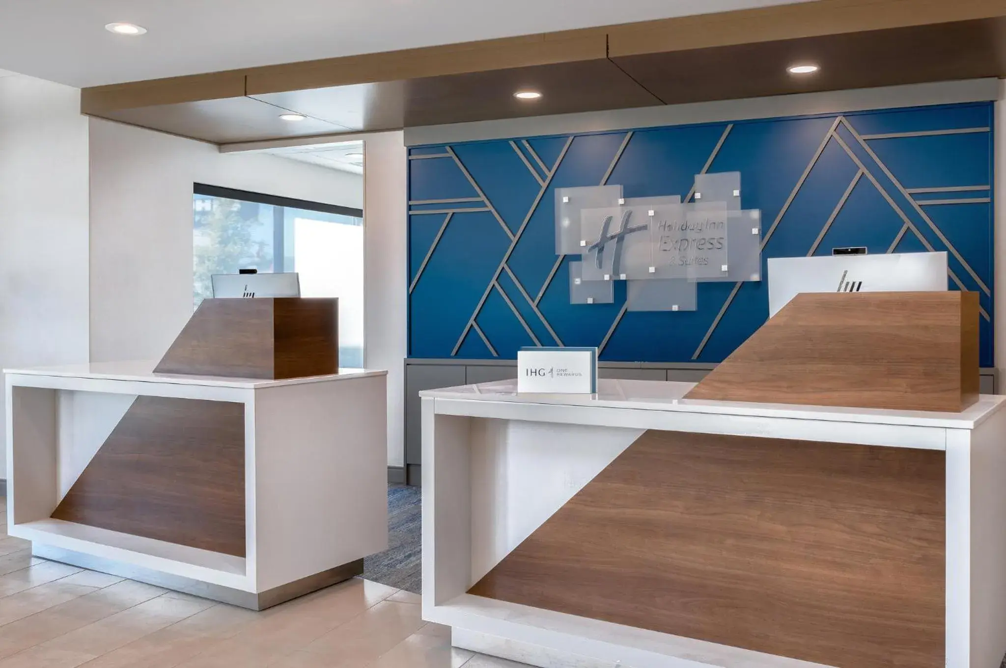 Property building in Holiday Inn Express & Suites Alton St Louis Area by IHG Property building in Holiday Inn Express & Suites Alton St Louis Area by IHG