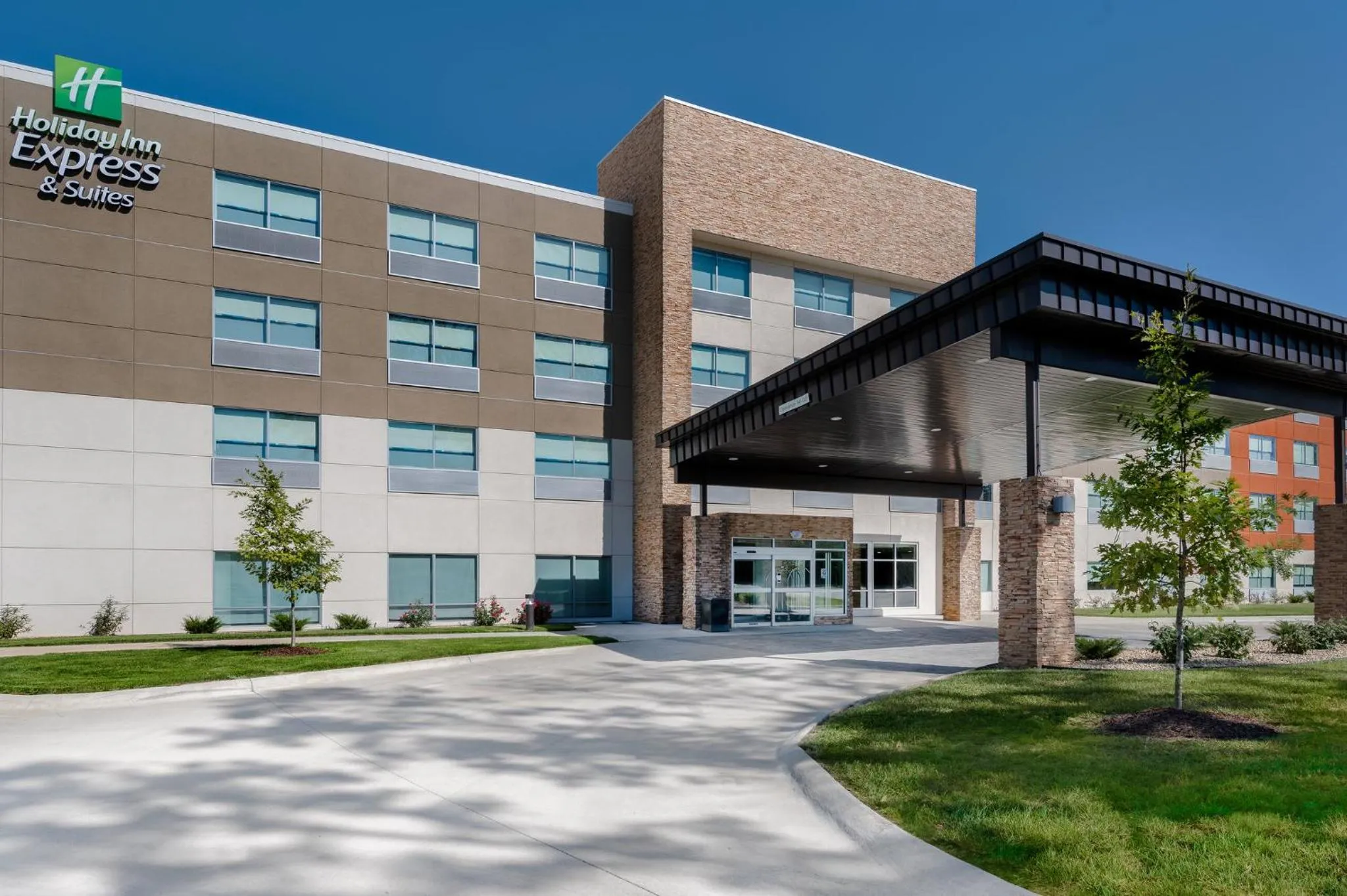 Property building in Holiday Inn Express & Suites Alton St Louis Area by IHG