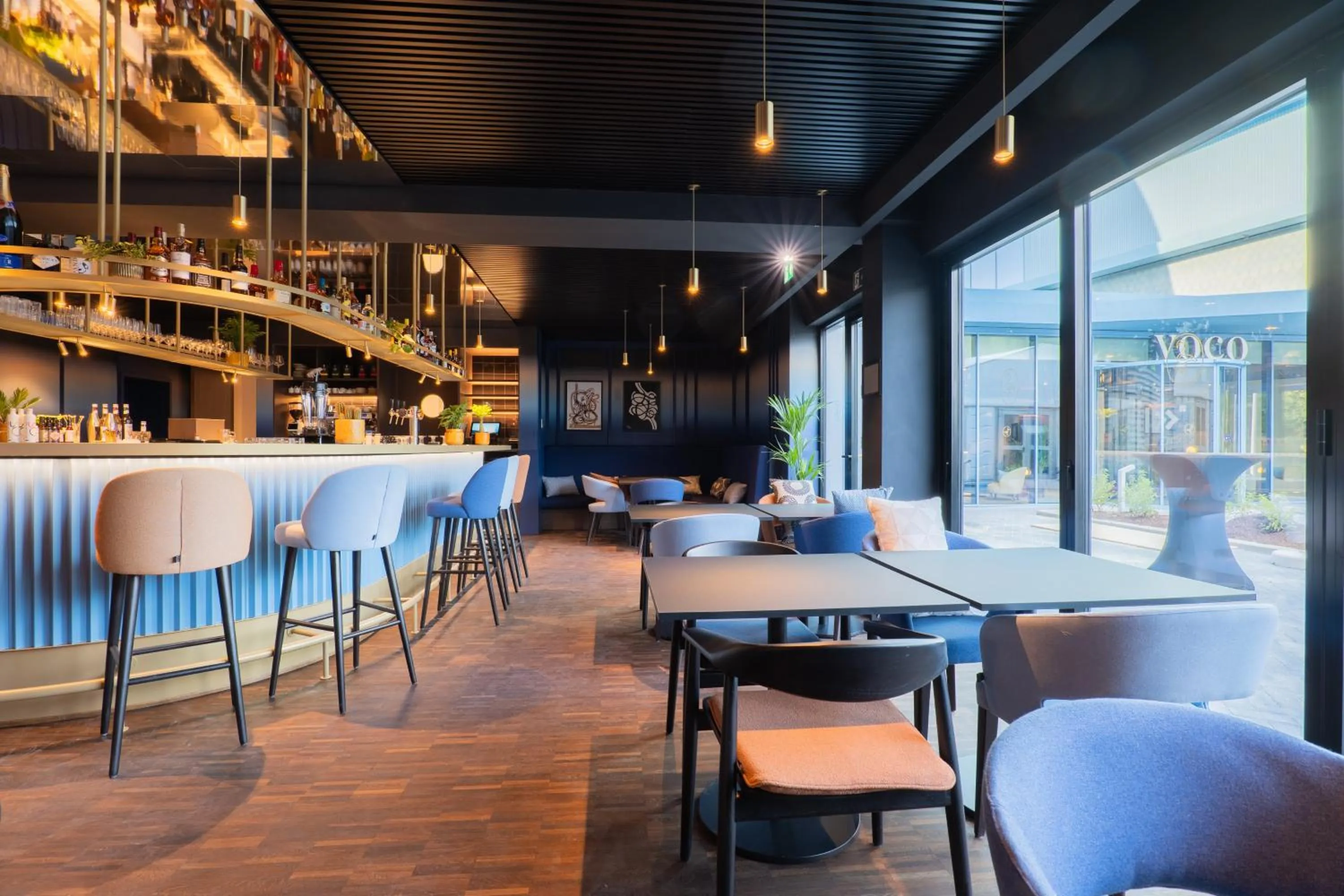 Lounge or bar in voco Brussels City North by IHG