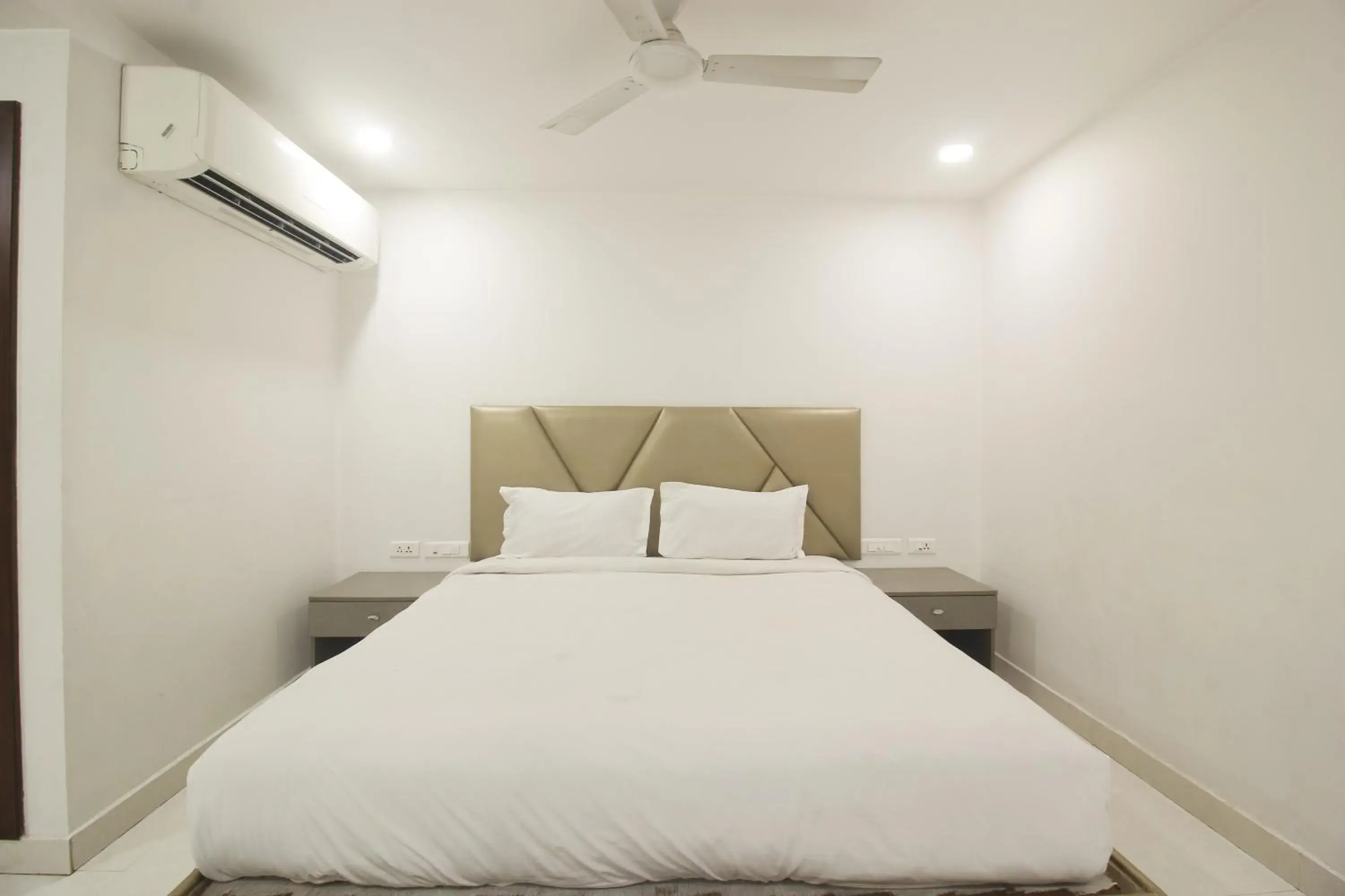 Photo of the whole room, Bed in Hotel SSR GRAND Photo of the whole room, Bed in Hotel SSR GRAND