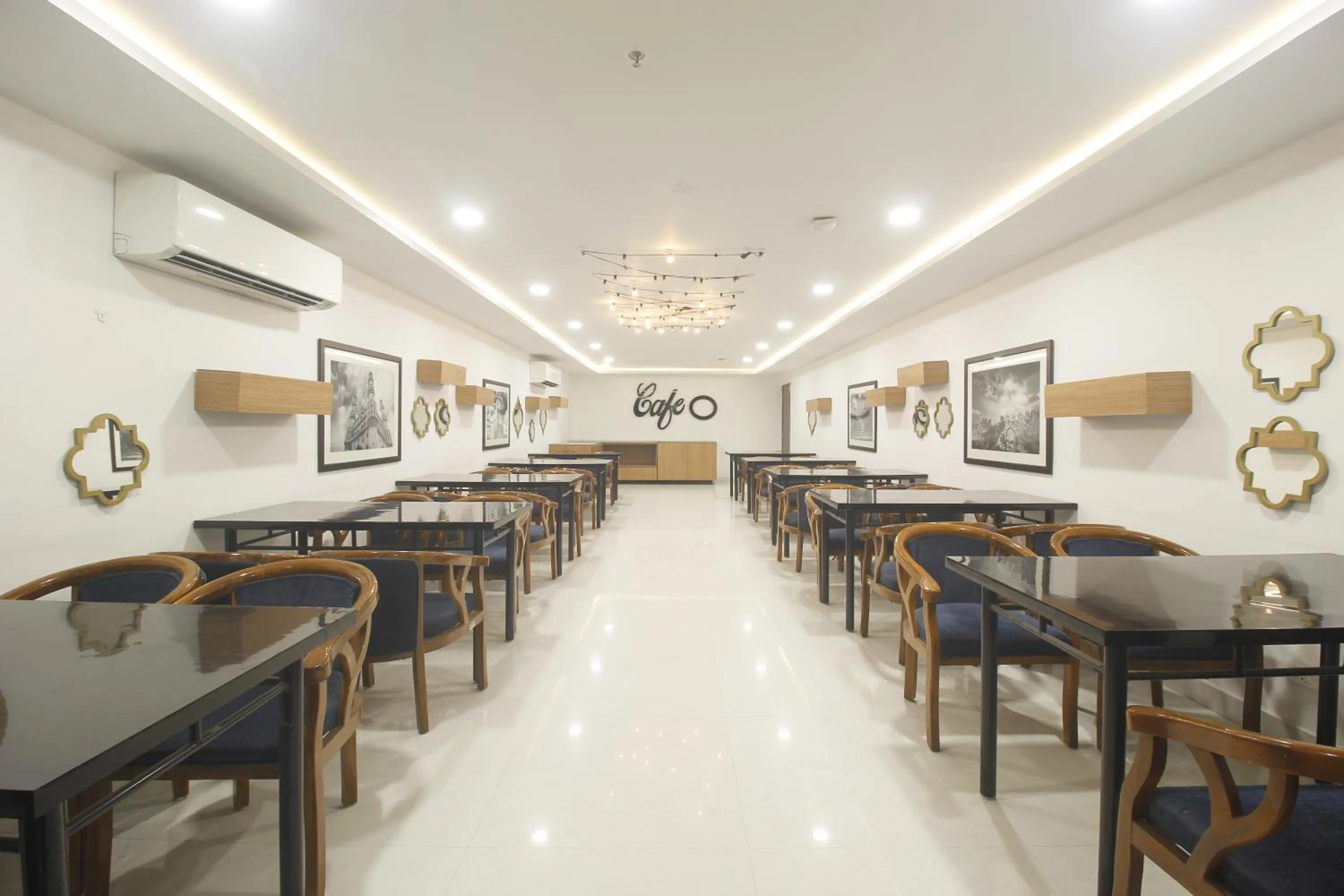 Restaurant/places to eat in Hotel SSR GRAND