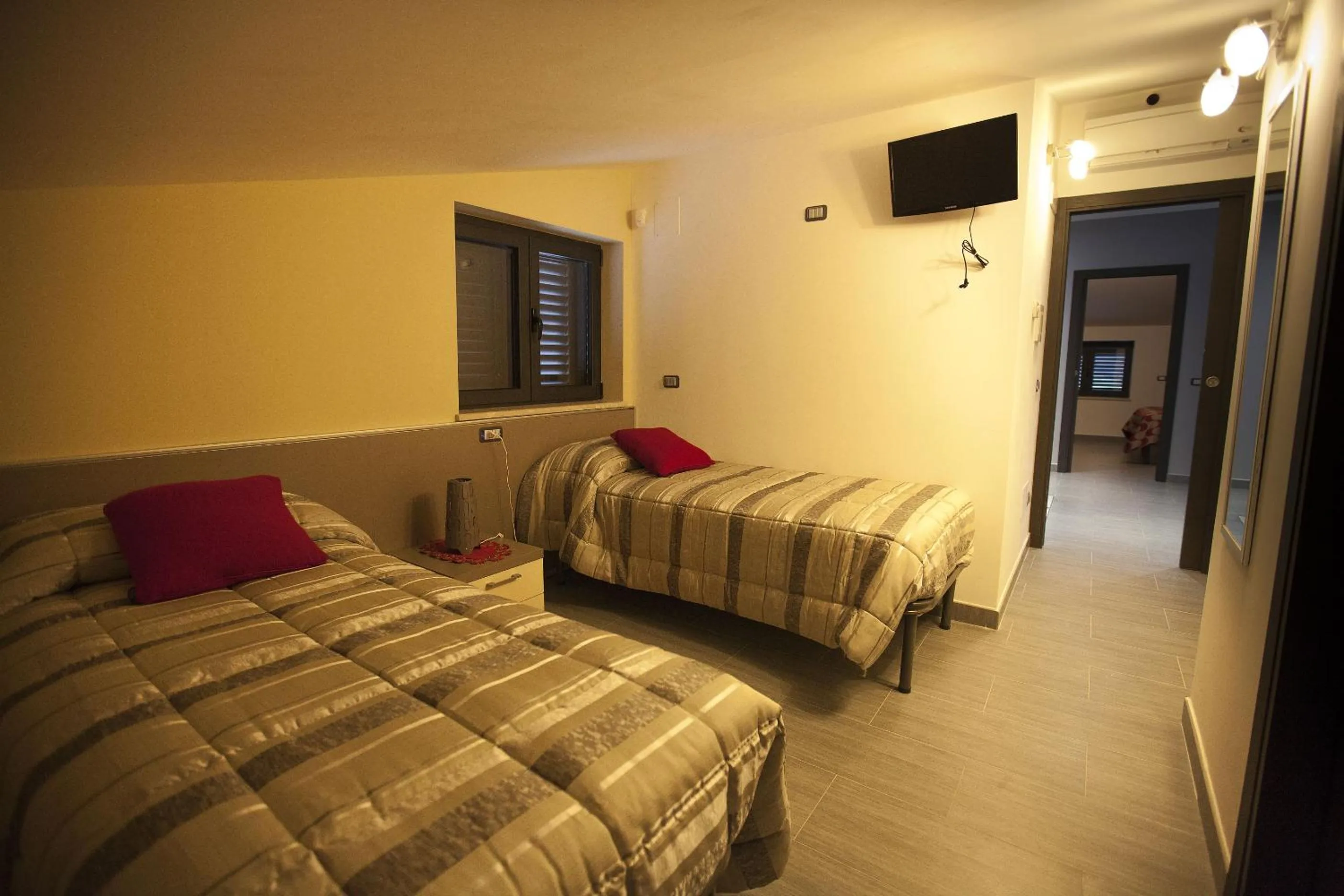 Twin Room with Lake View - single occupancy in La Cartolina del Sannio