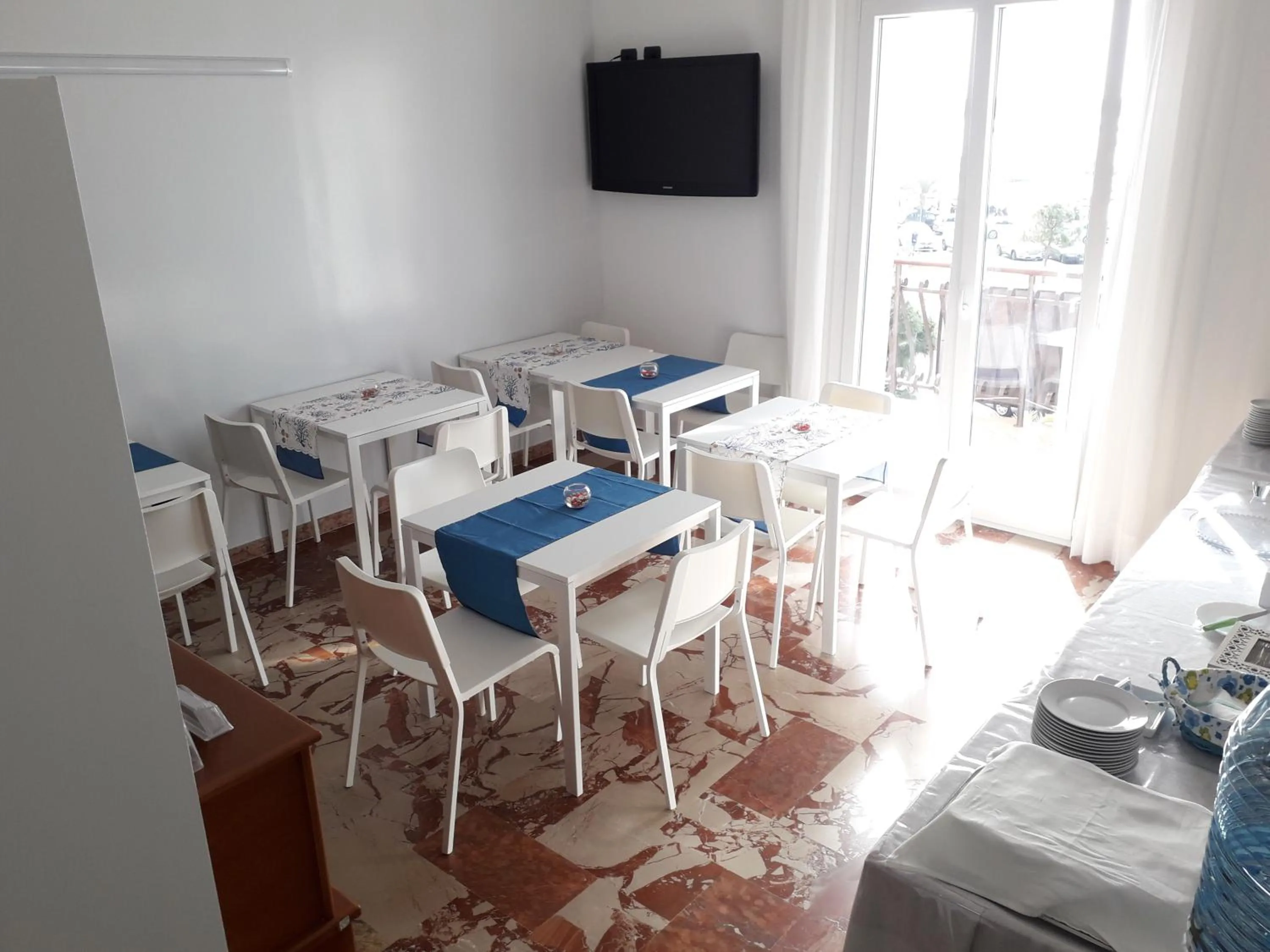 Communal lounge/ TV room in B&B L'Isola