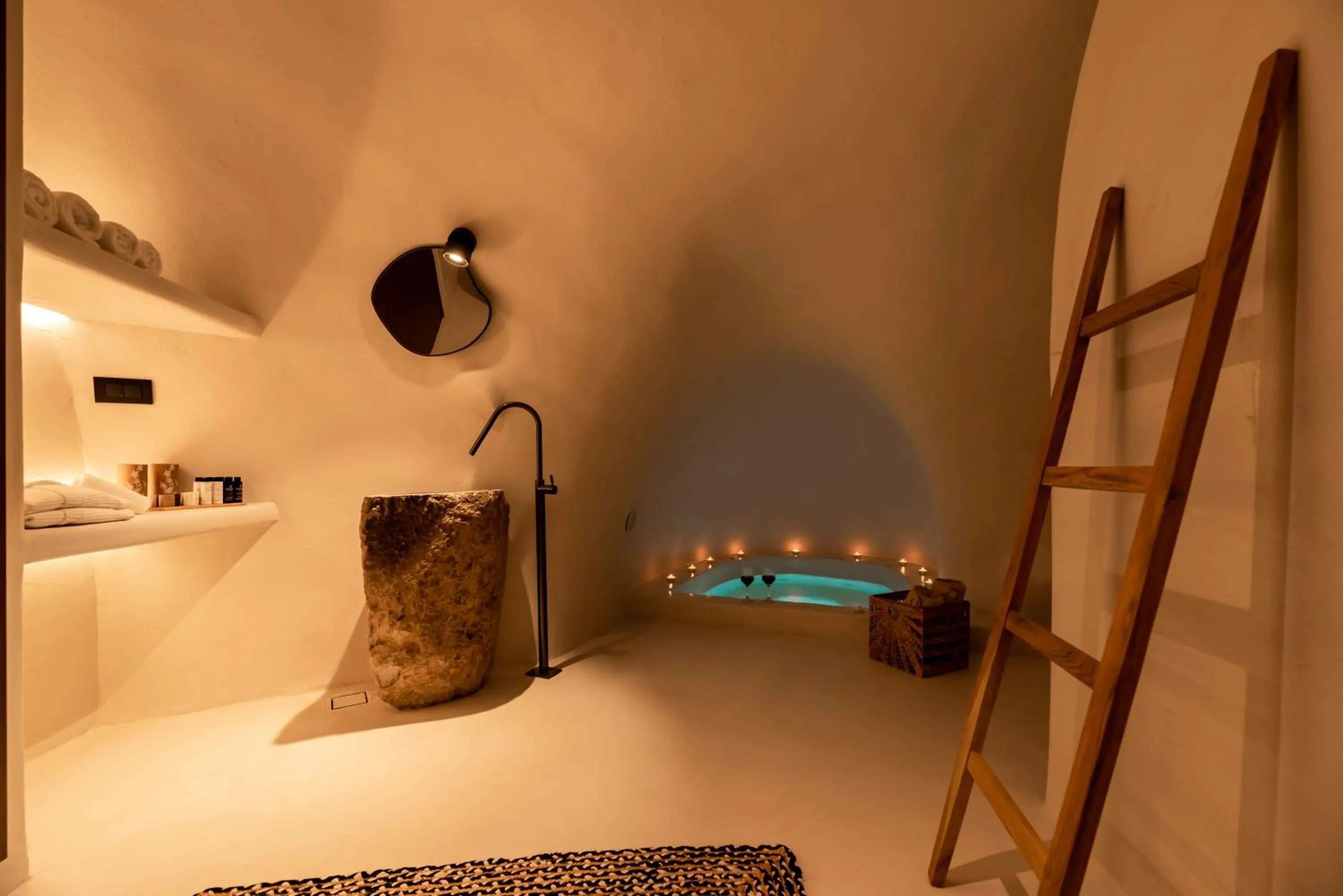 Hot Tub in Twenty One Suites