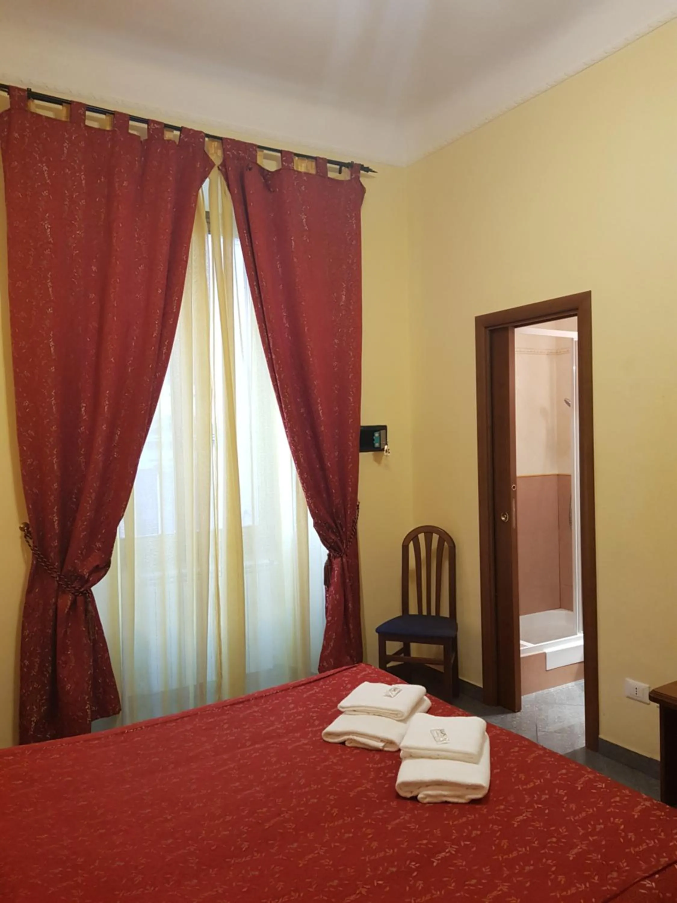 Photo of the whole room, Bed in B&B Rudy Center