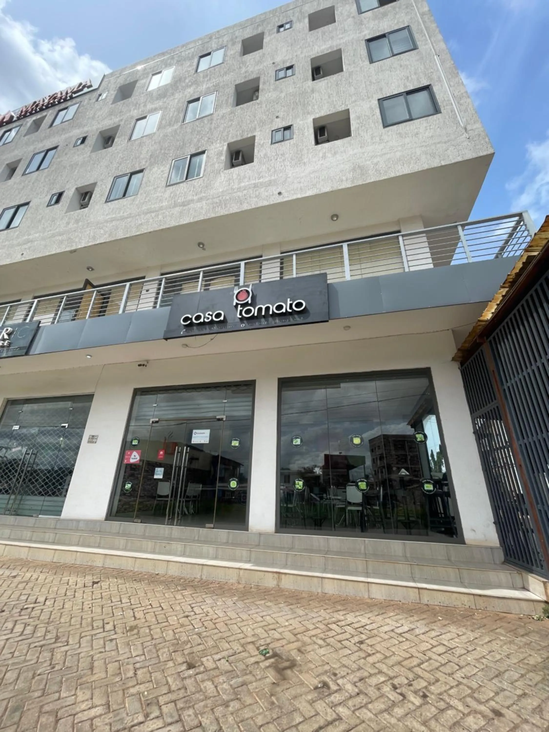 Restaurant/places to eat in Mayama Residences