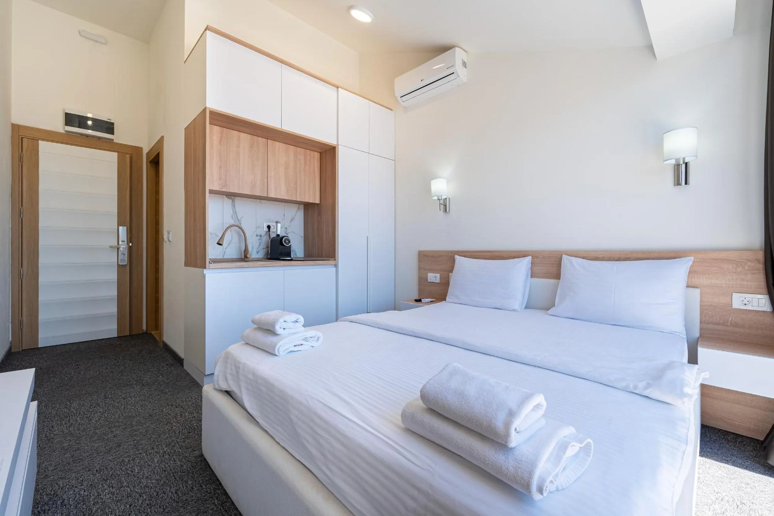 Kitchen or kitchenette, Bed in Rooftop Apartments & Rooms