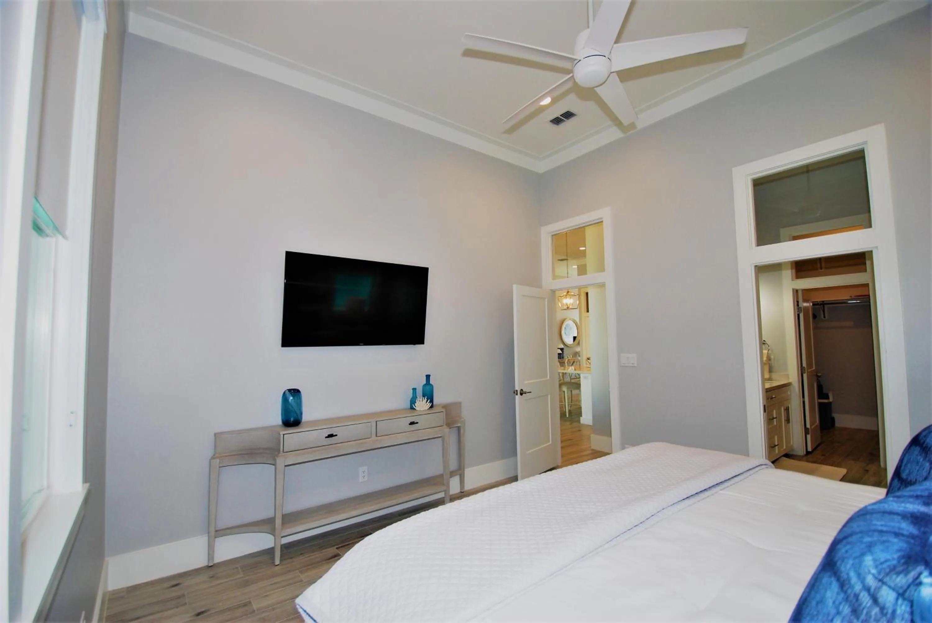 Bedroom, Bed in Seaglass Cottage - Private home at The Shores home