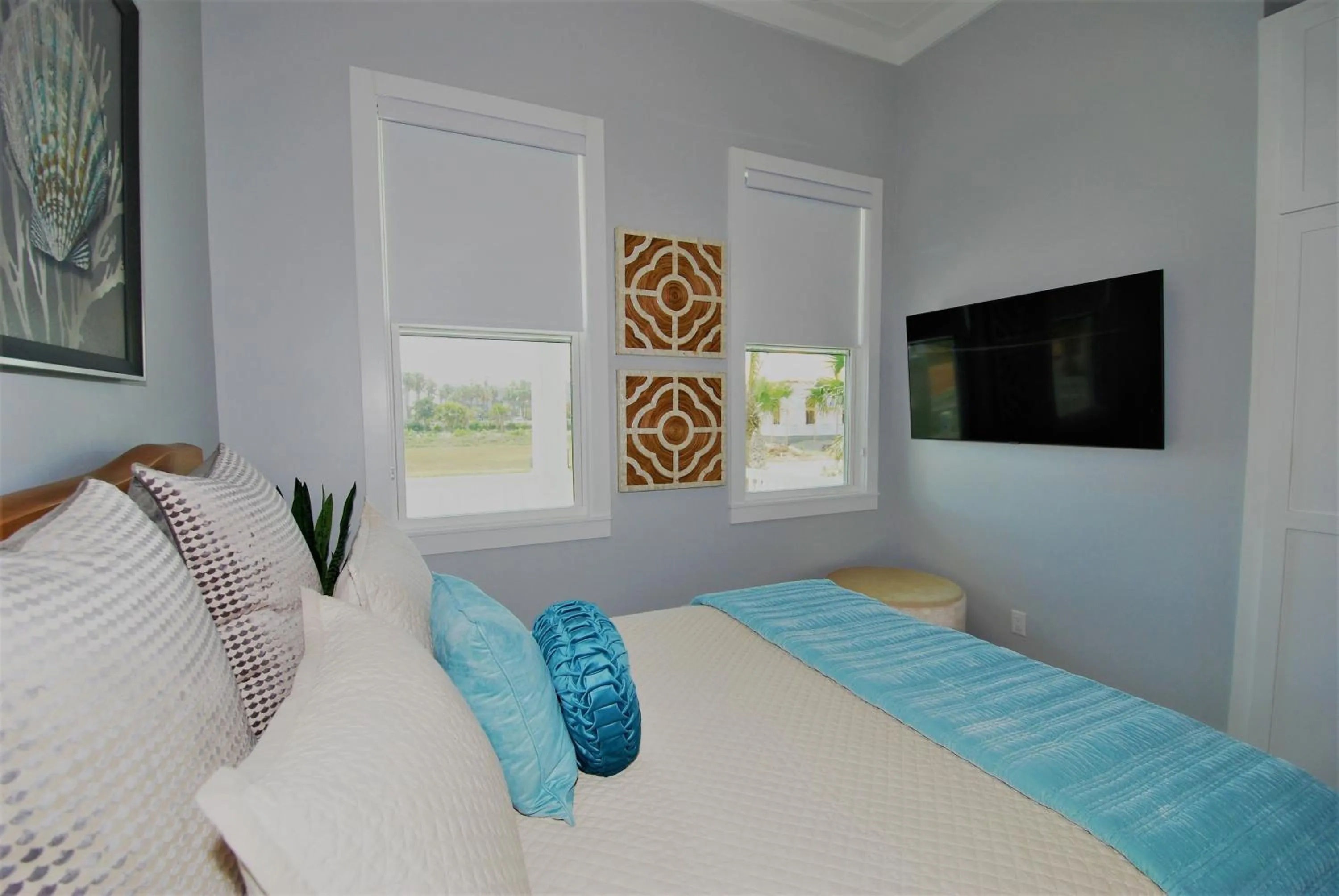 TV and multimedia, Bed in Seaglass Cottage - Private home at The Shores home