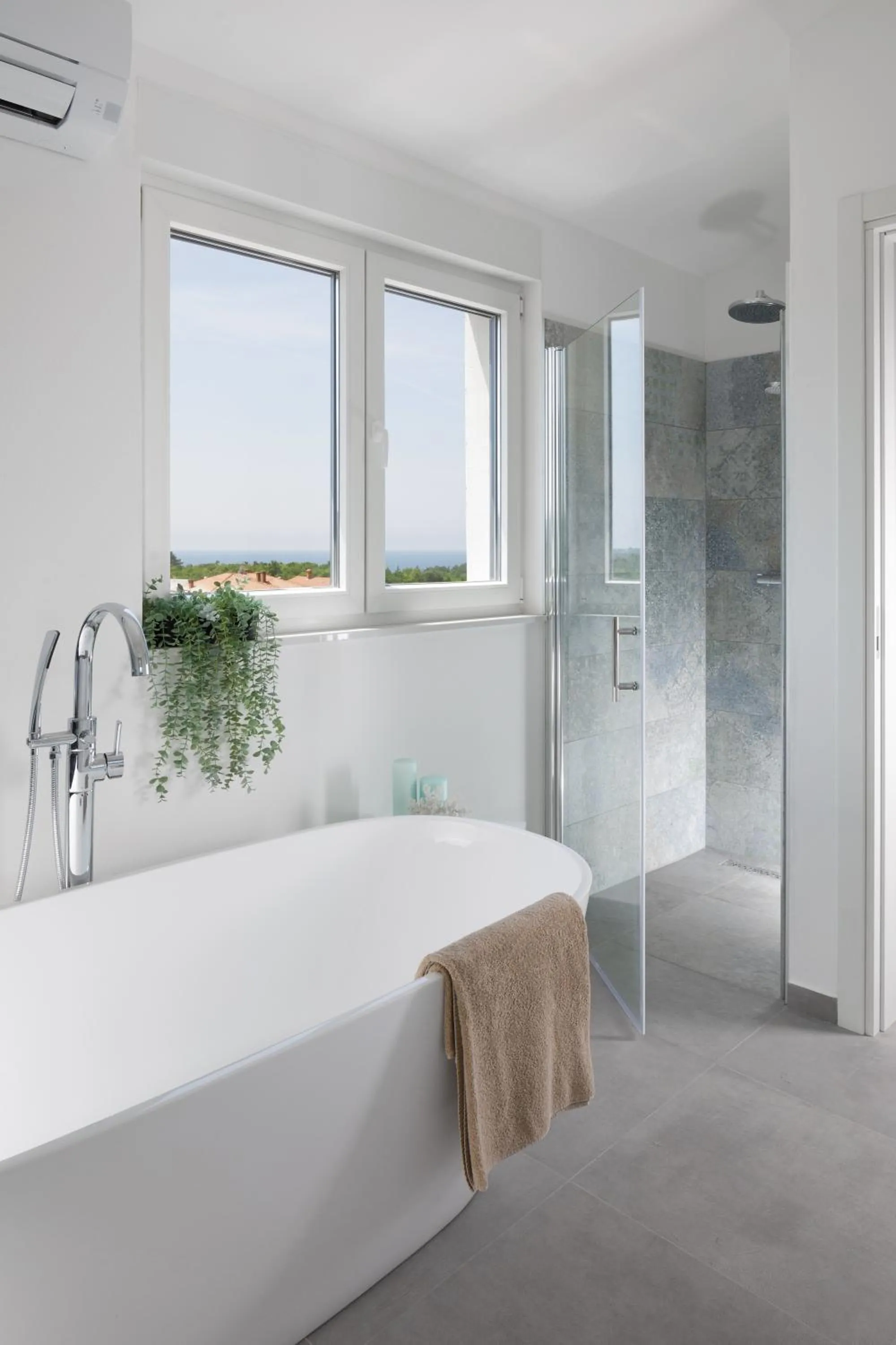 Bath, Bed in Penthouse Blue Horizon- a luxury penthouse with infinity pool, hot tub, sauna and sea views!