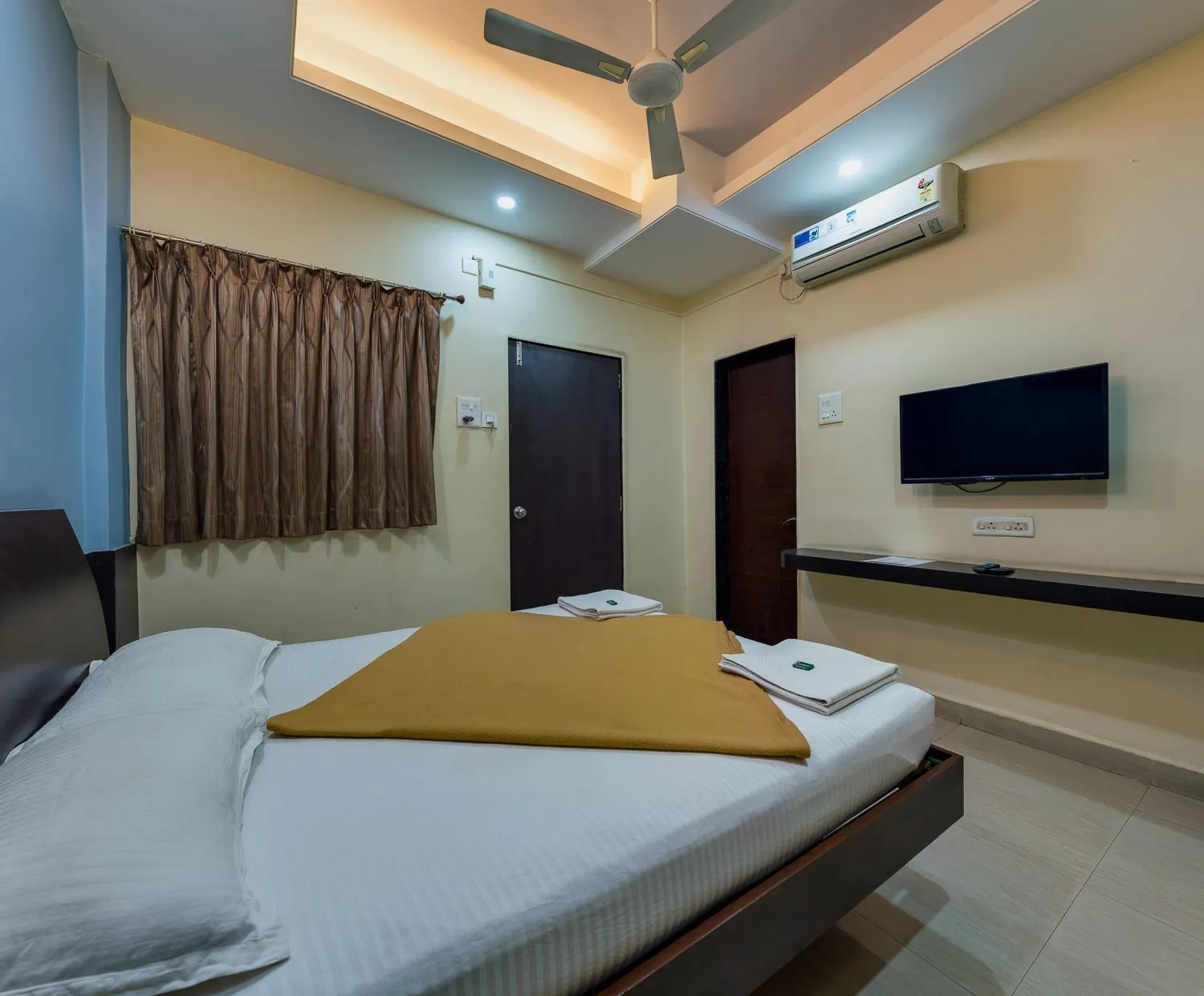 Bed in Hotel RadhaKrishna-Couple Friendly