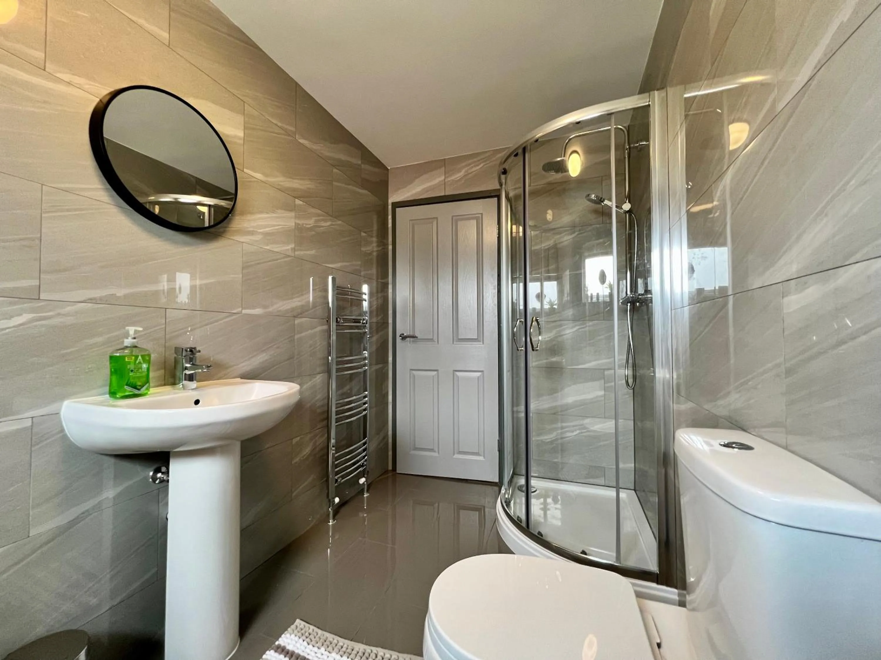 Shower in Birkin House - Great for Contractors or Family Holidays
