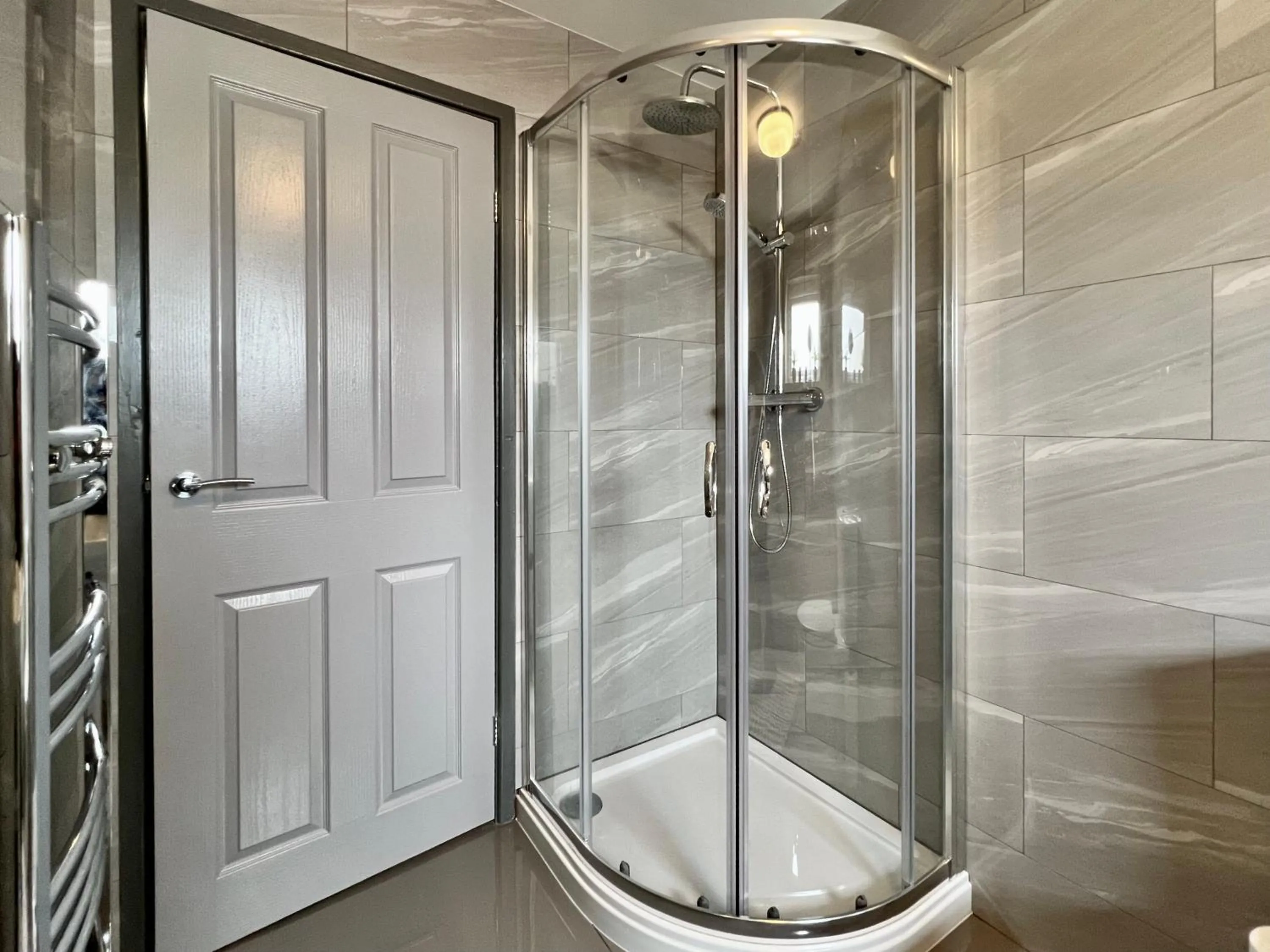 Shower in Birkin House - Great for Contractors or Family Holidays