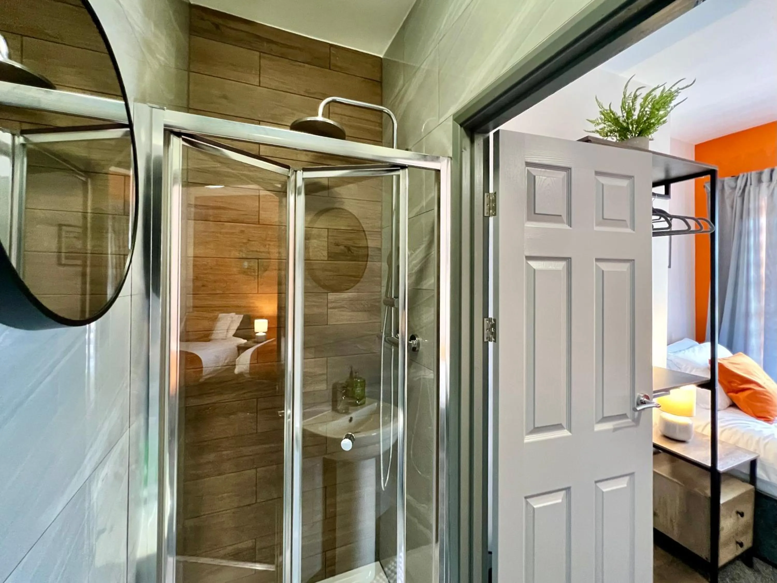 Bathroom, Bed in Birkin House - Great for Contractors or Family Holidays