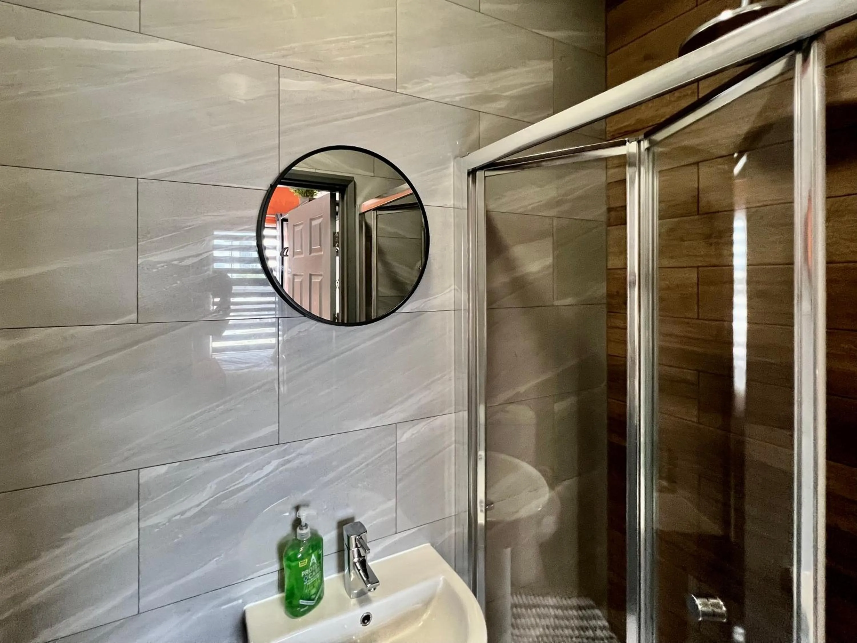 Shower in Birkin House - Great for Contractors or Family Holidays