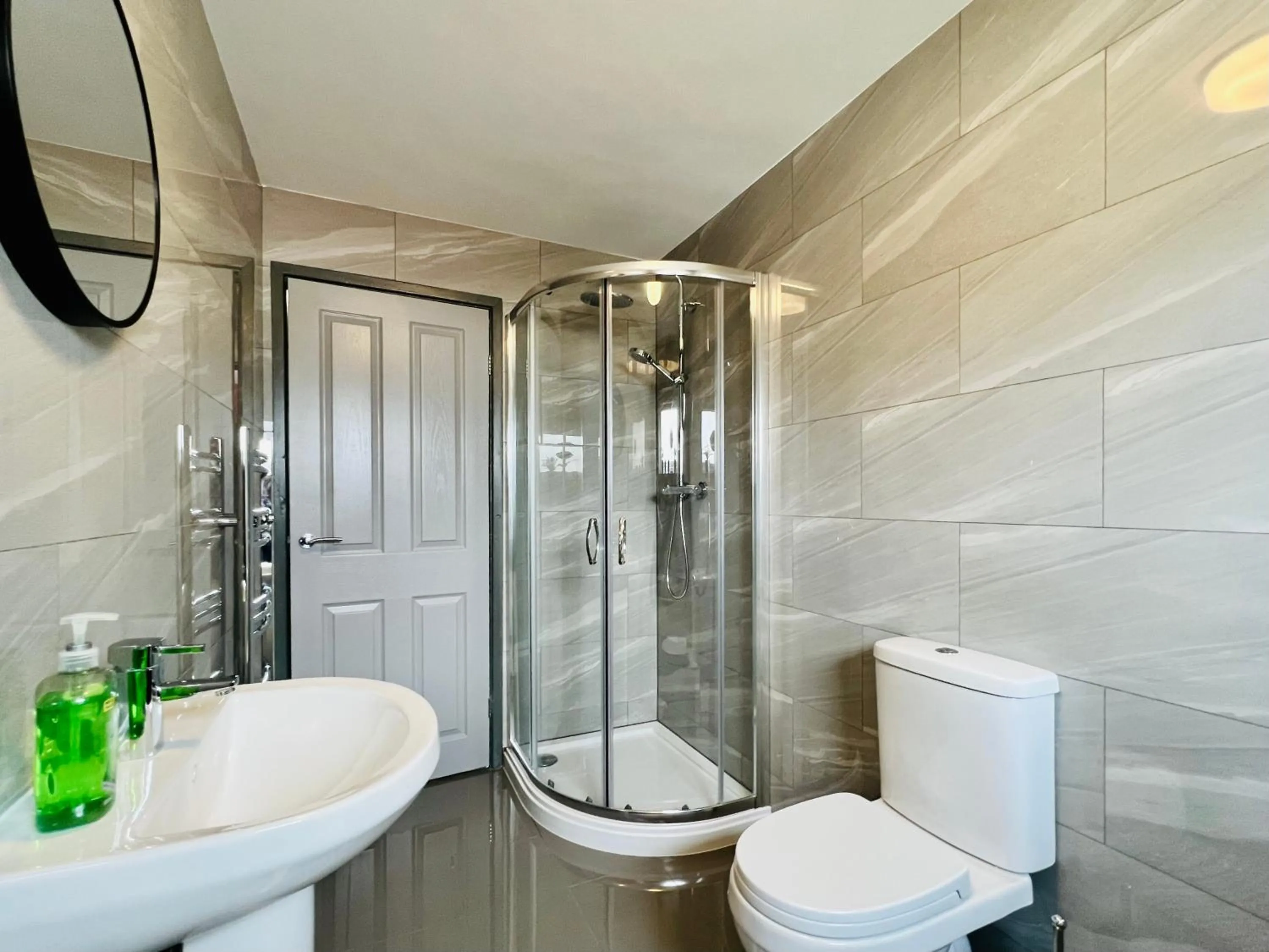 Shower in Birkin House - Great for Contractors or Family Holidays