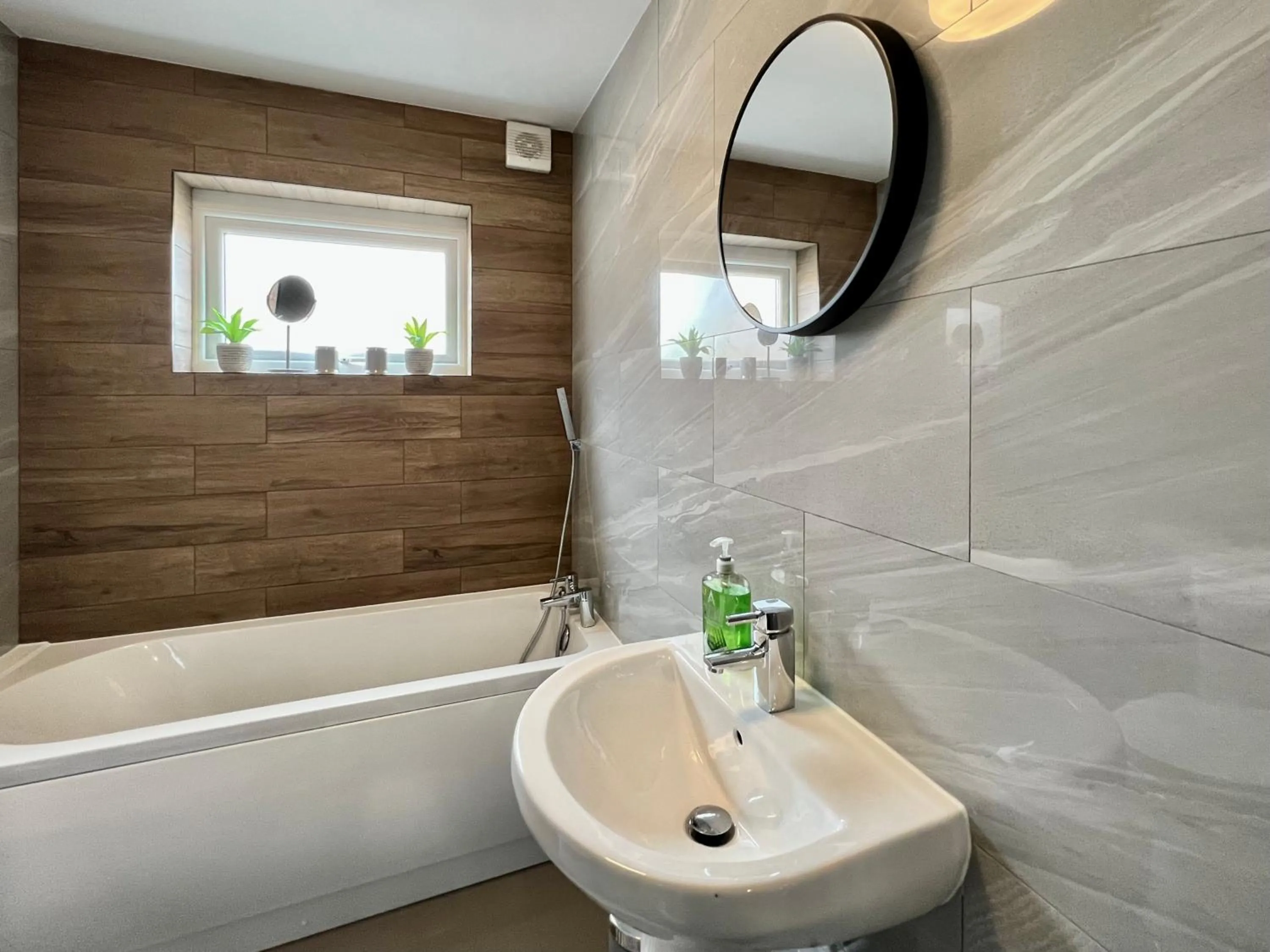 Bathroom in Birkin House - Great for Contractors or Family Holidays