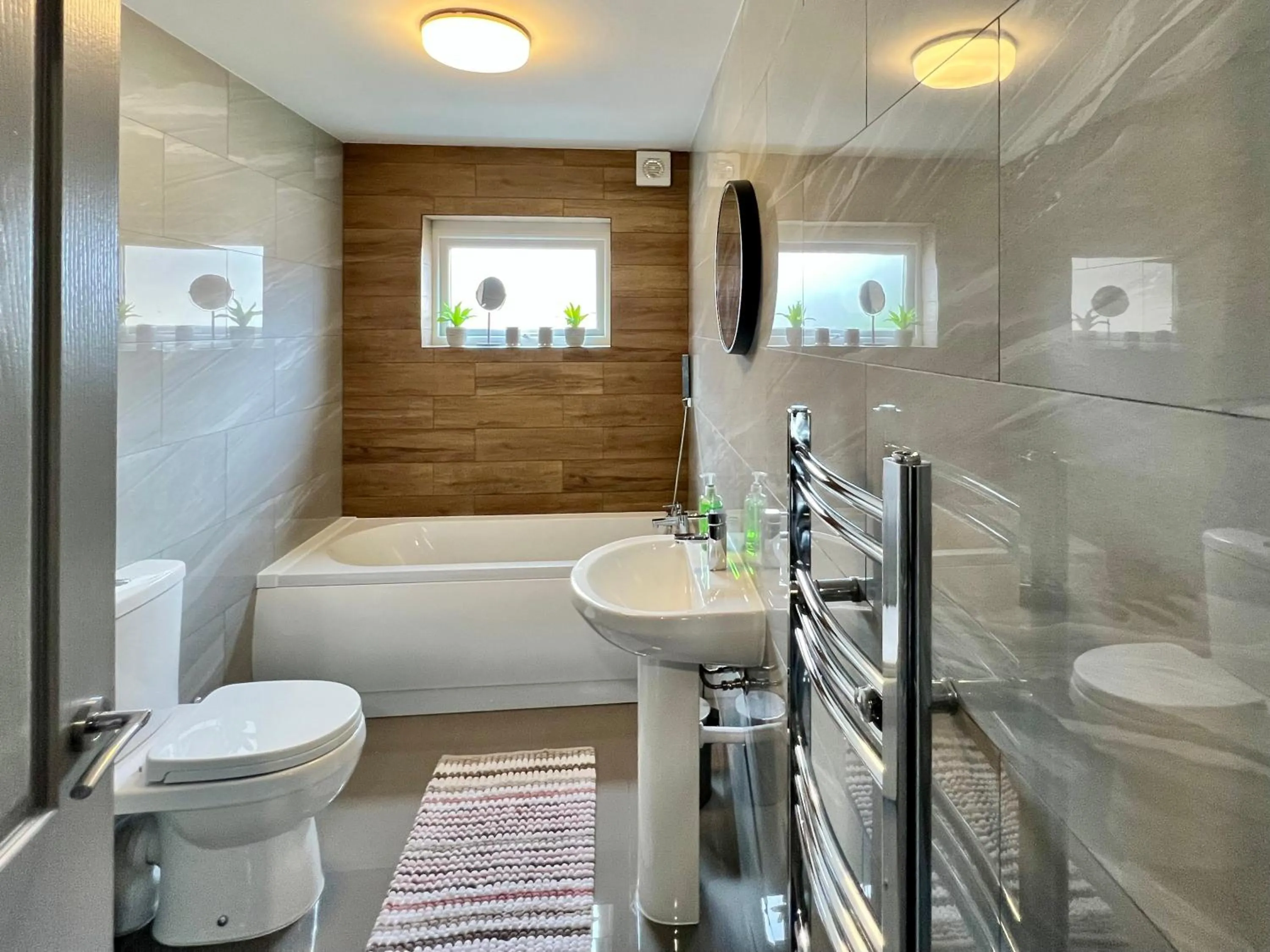 Bathroom in Birkin House - Great for Contractors or Family Holidays