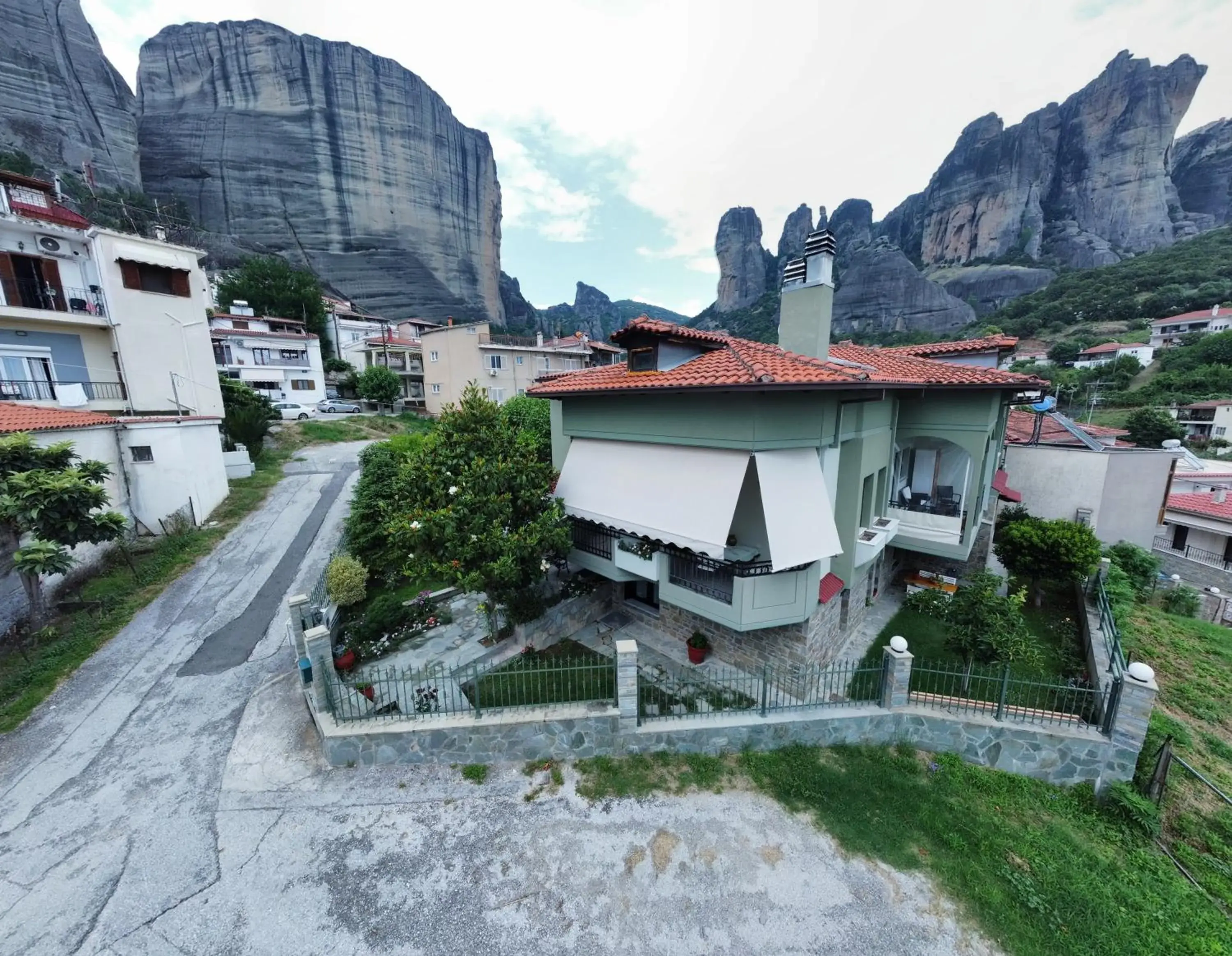 Three-Bedroom Apartment in Postmans Apartment Under Meteora Three-Bedroom Apartment in Postmans Apartment Under Meteora