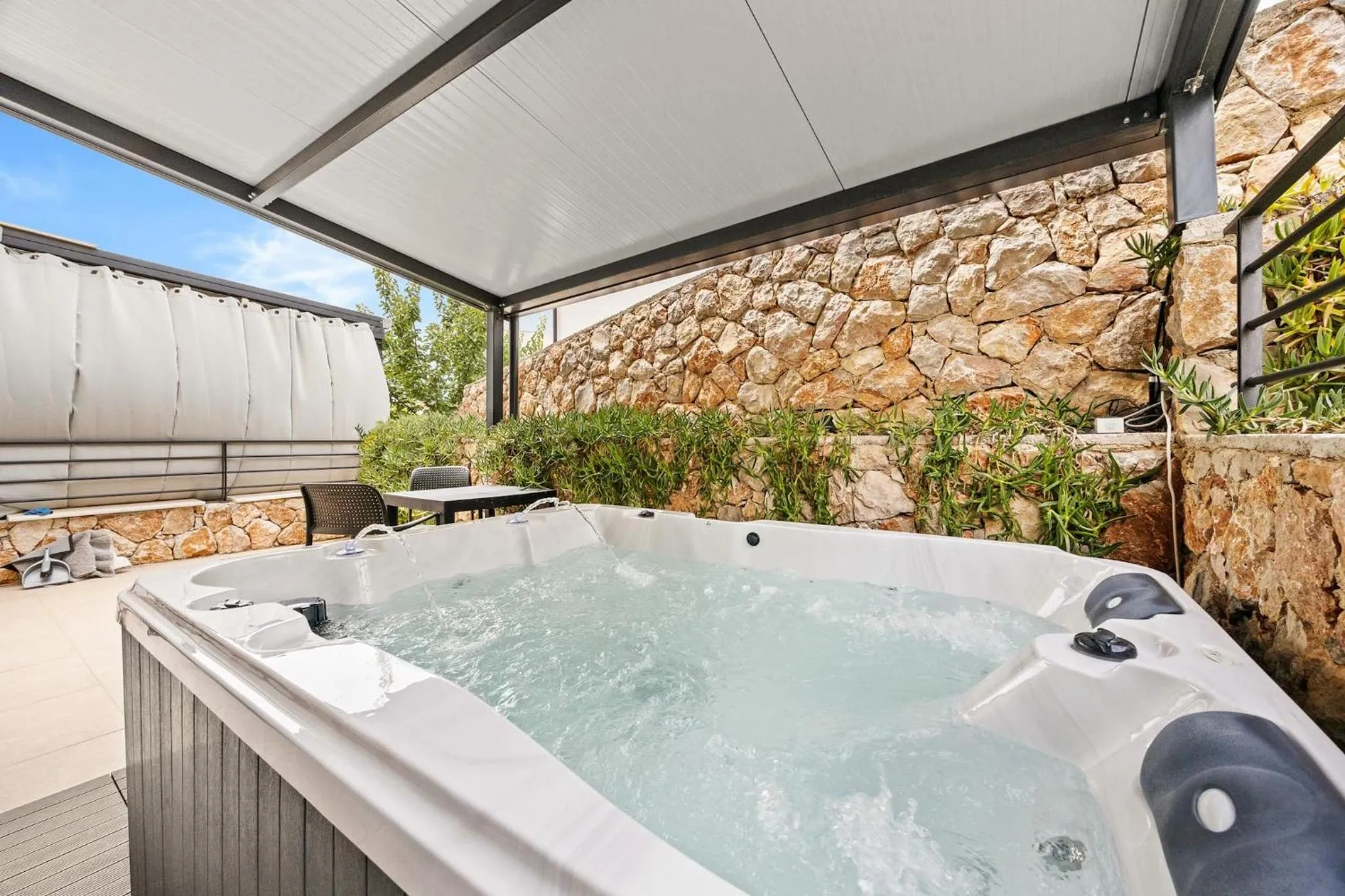 Crepsa Paradise with Jacuzzi - Couple Getaway