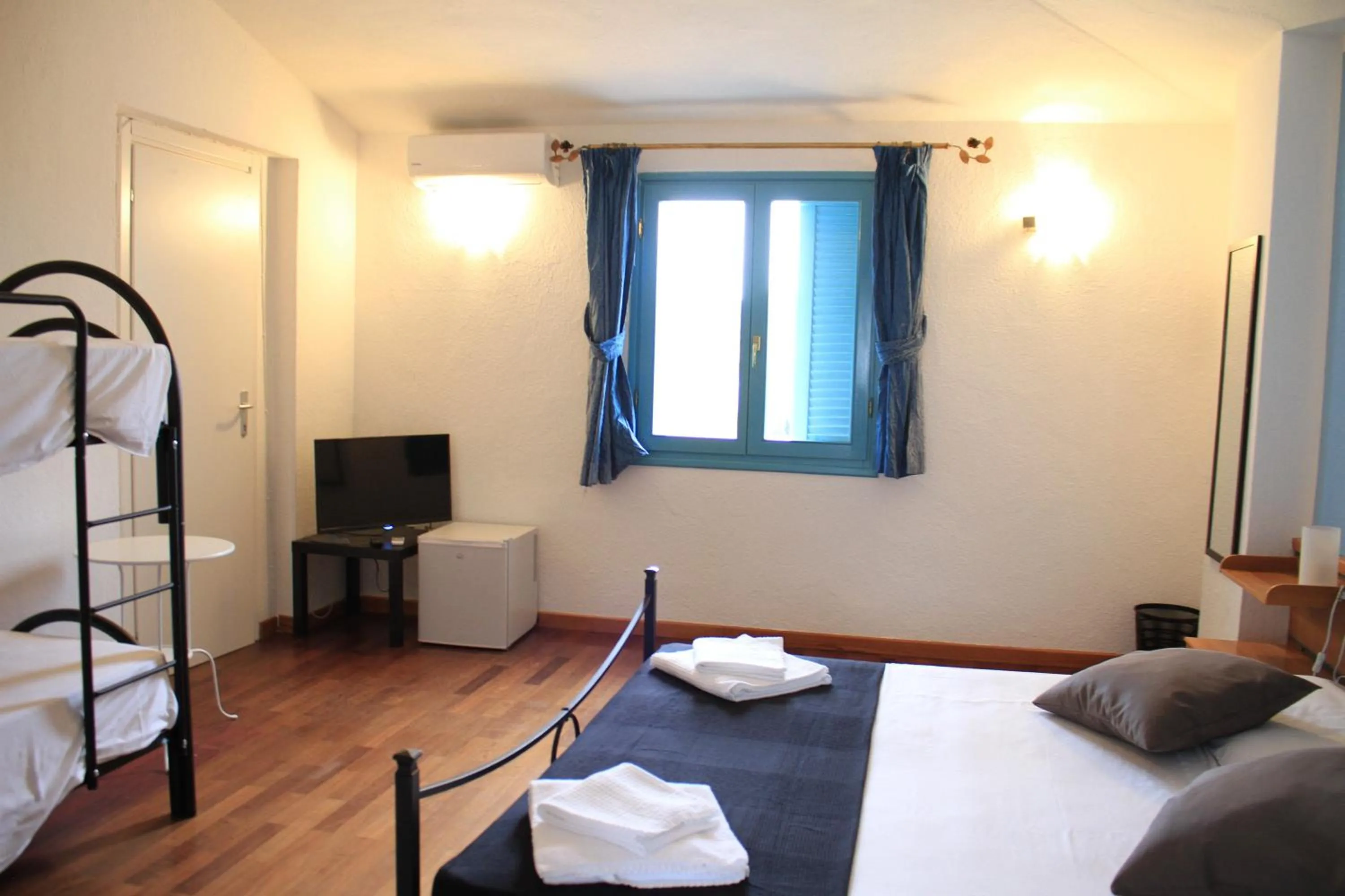 Bedroom, Bed in Li Piri