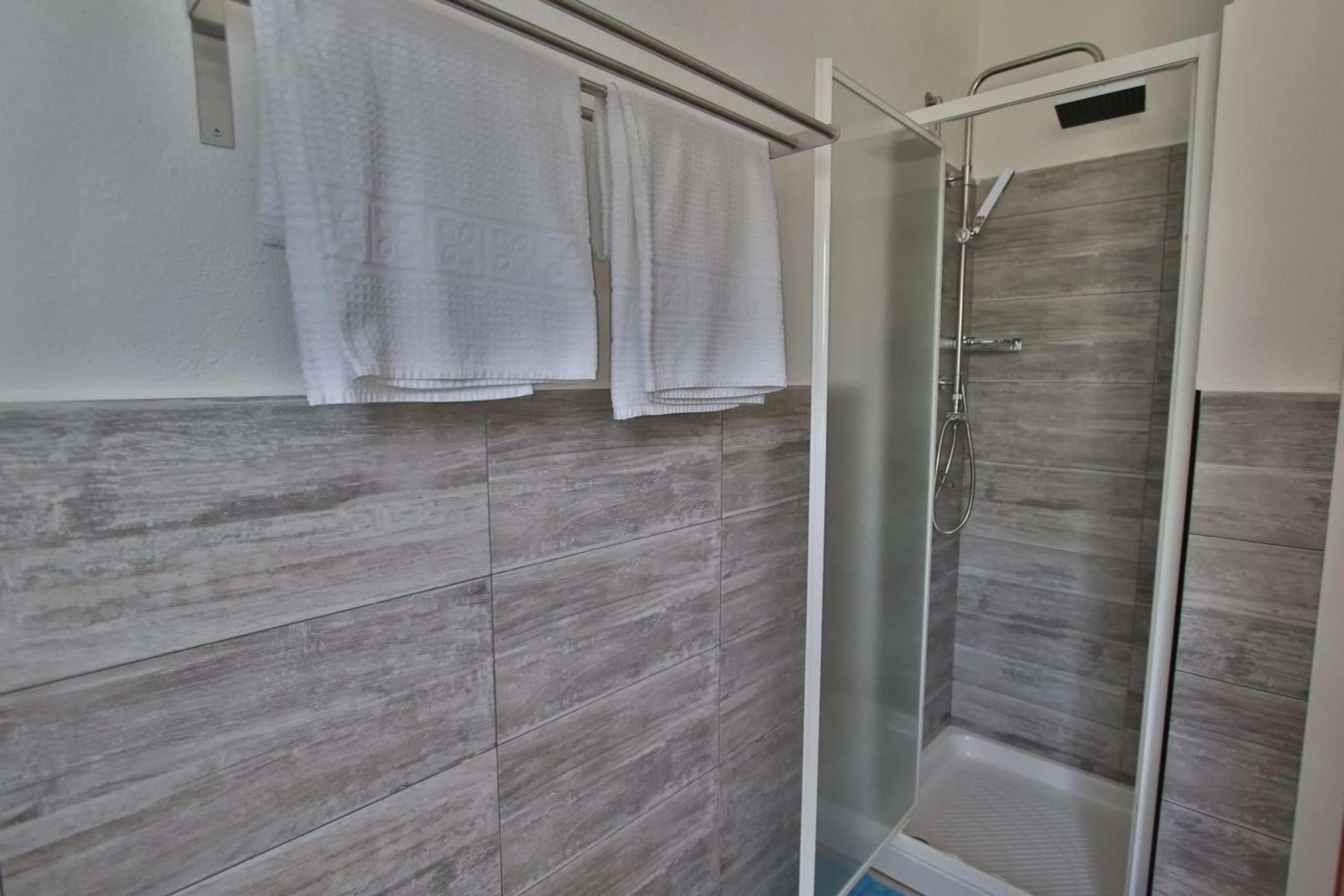 Shower in Li Piri