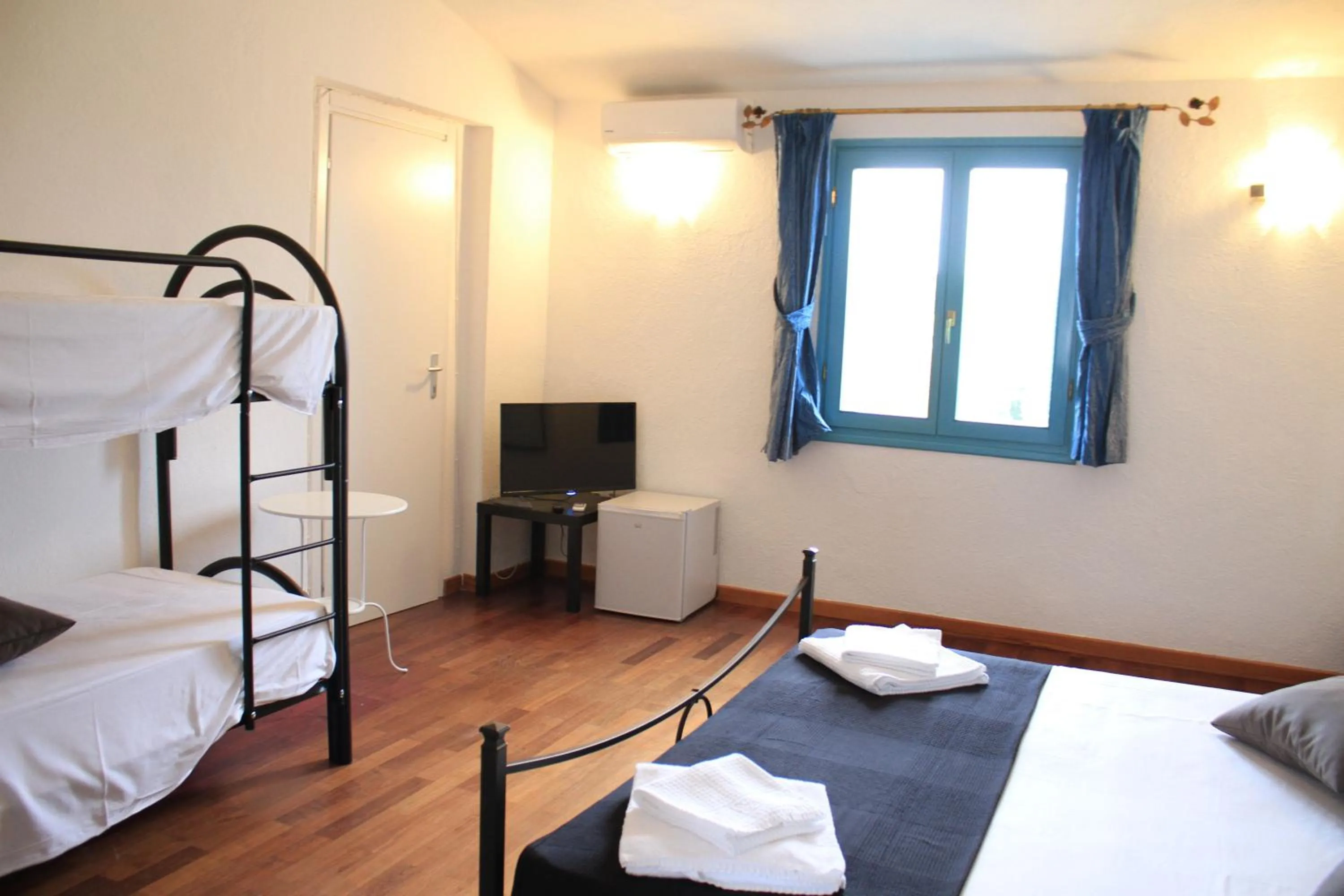 Bedroom, Bed in Li Piri