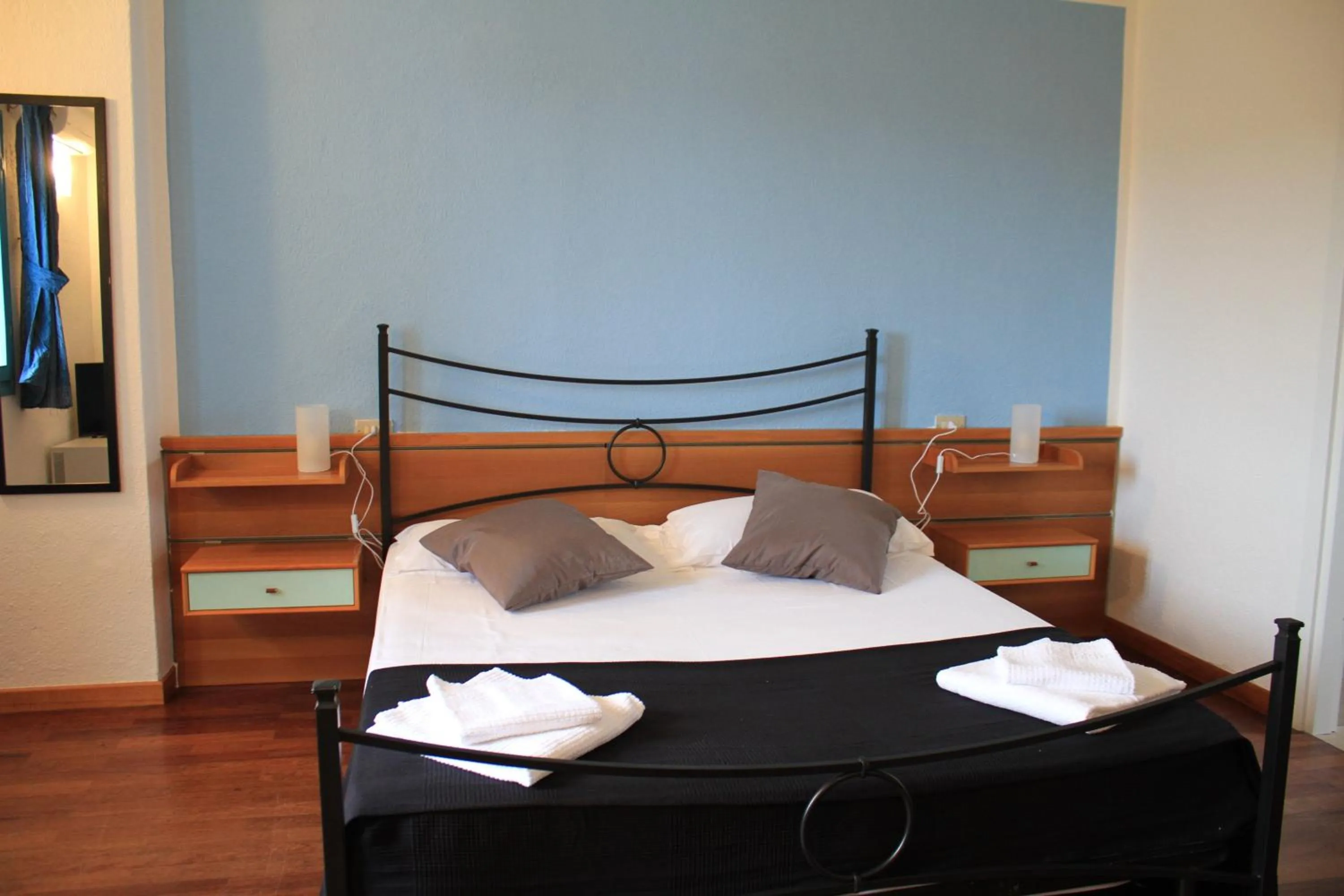Bedroom, Bed in Li Piri