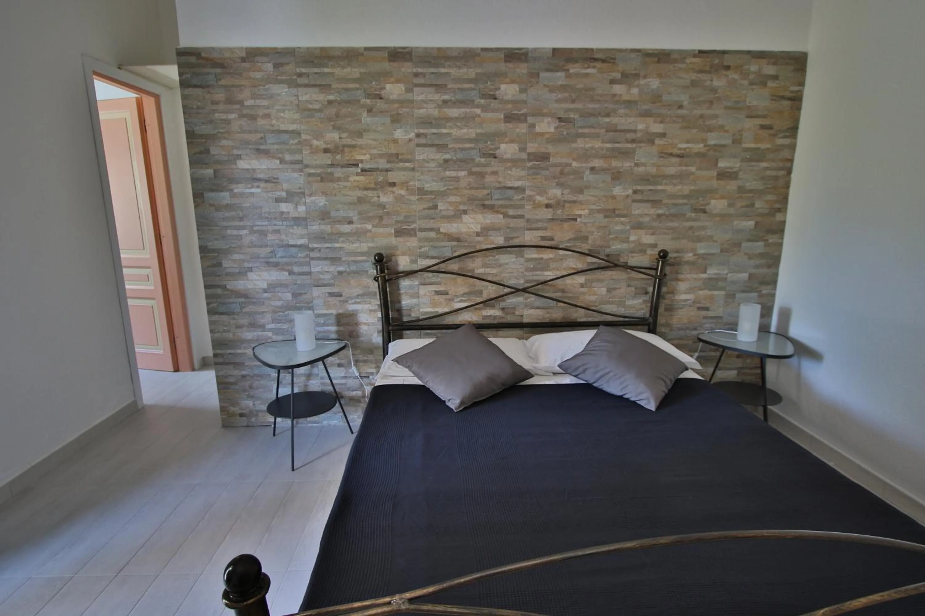 Photo of the whole room, Bed in Li Piri