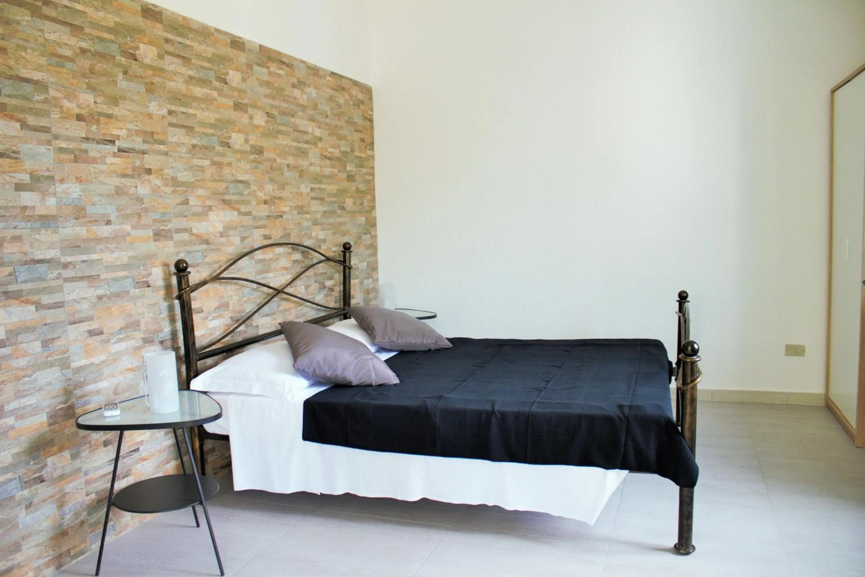 Photo of the whole room, Bed in Li Piri