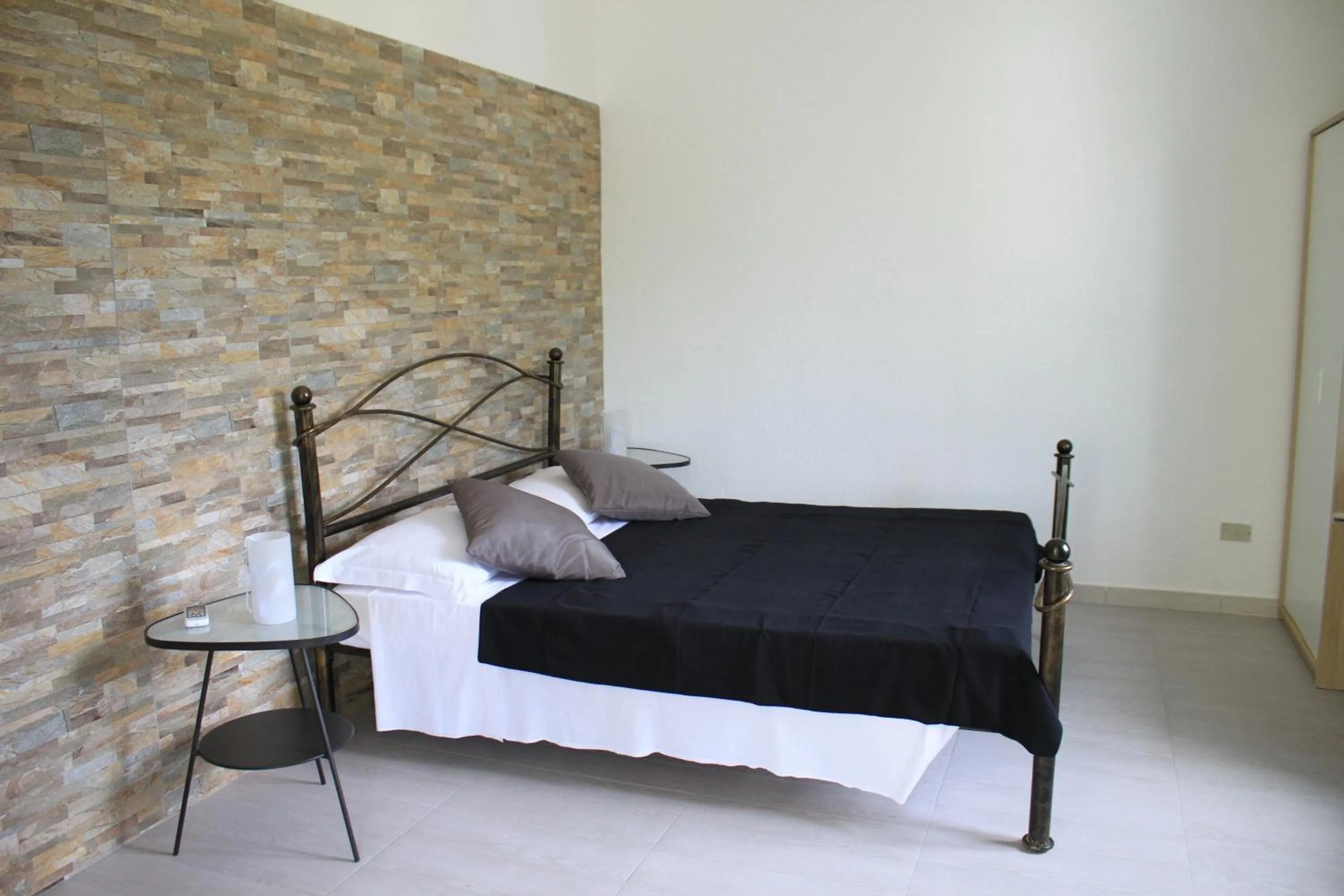 Photo of the whole room, Bed in Li Piri