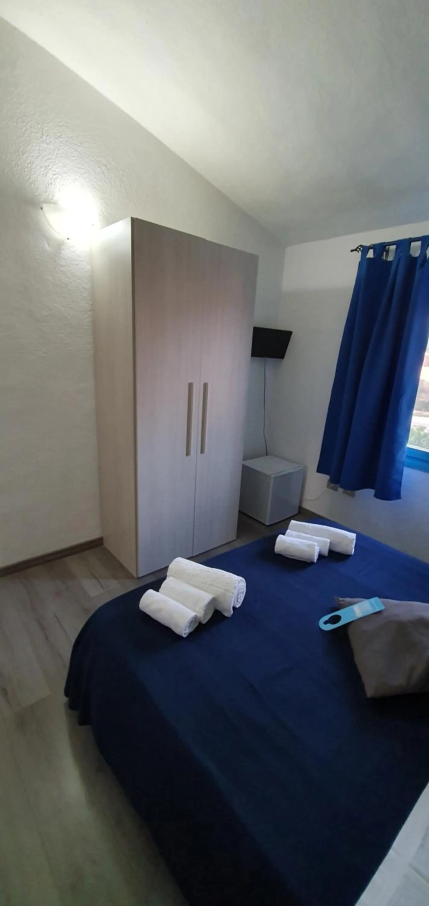 Photo of the whole room, Bed in Li Piri