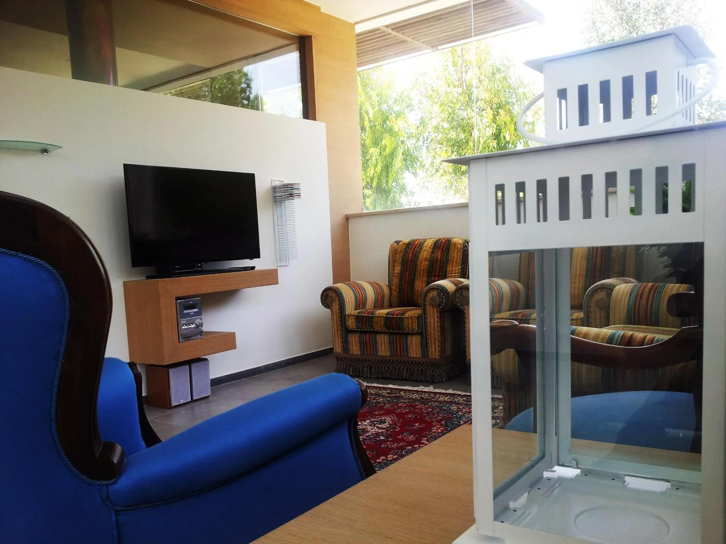 Communal lounge/ TV room in Alfieri Cottage