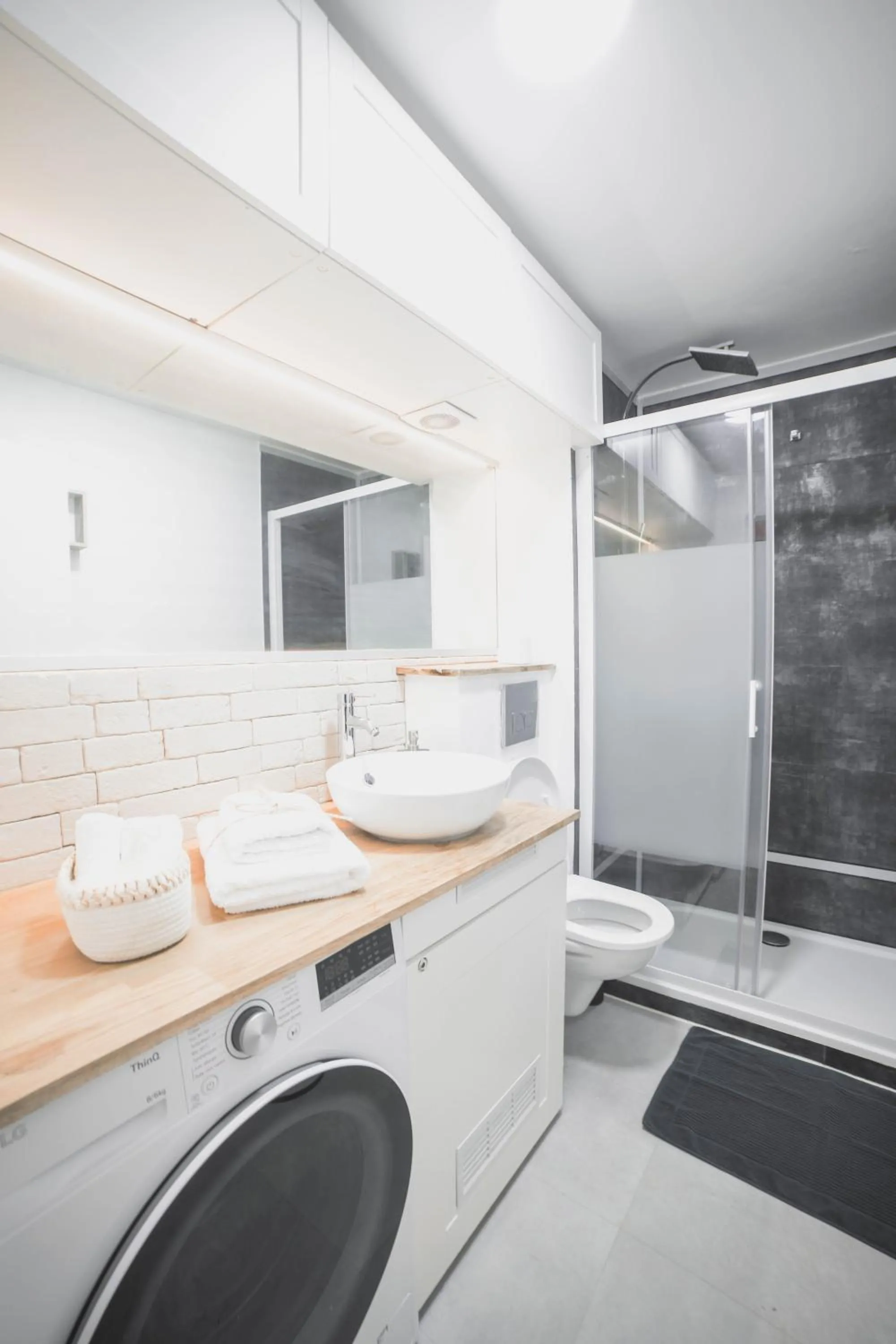 Bathroom in T3- un Oasis rénové et climatisé au centre de LGM