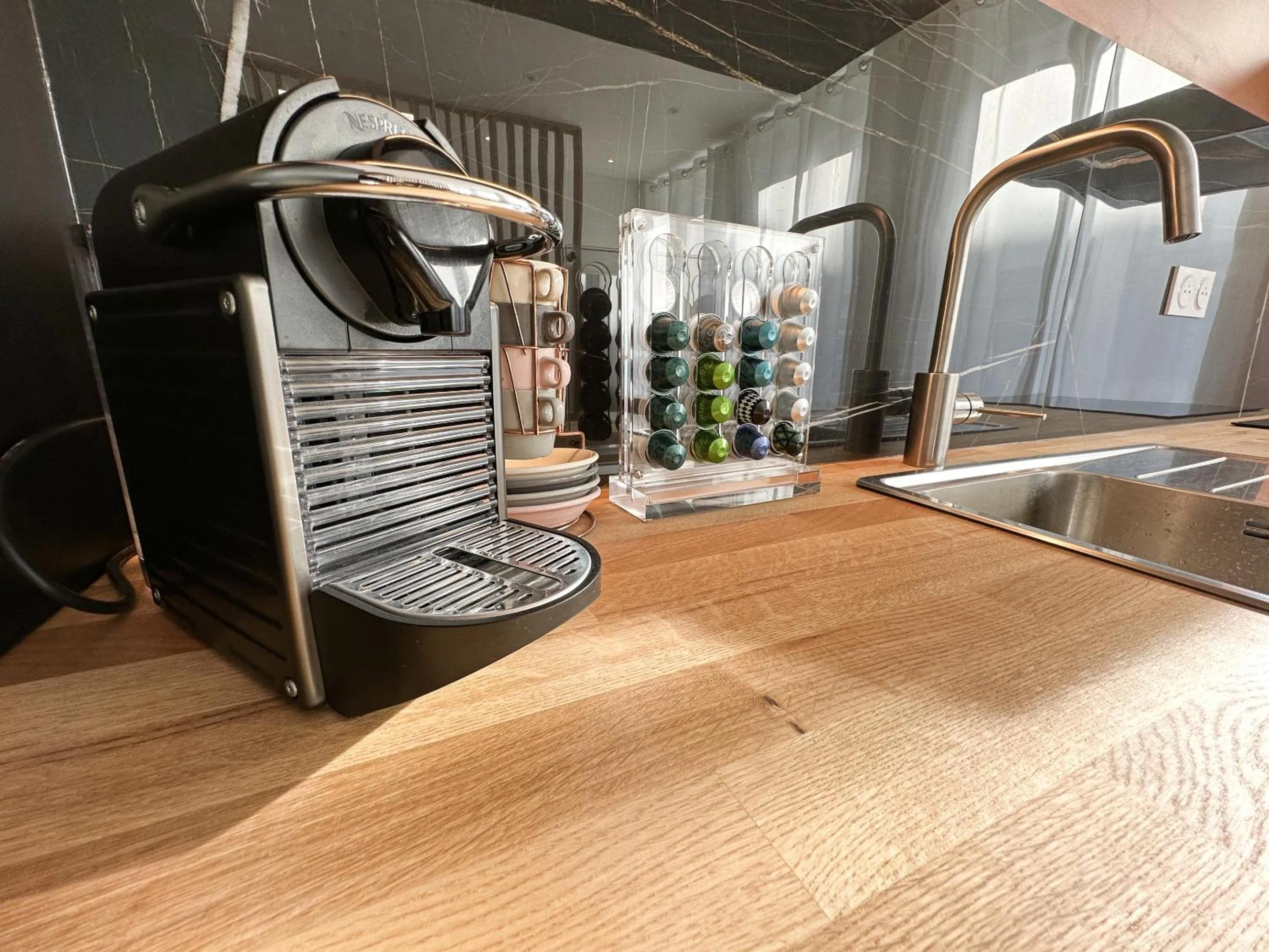 Kitchen or kitchenette in Le Bijou - Appartement, Sauna et Jacuzzi - Lille