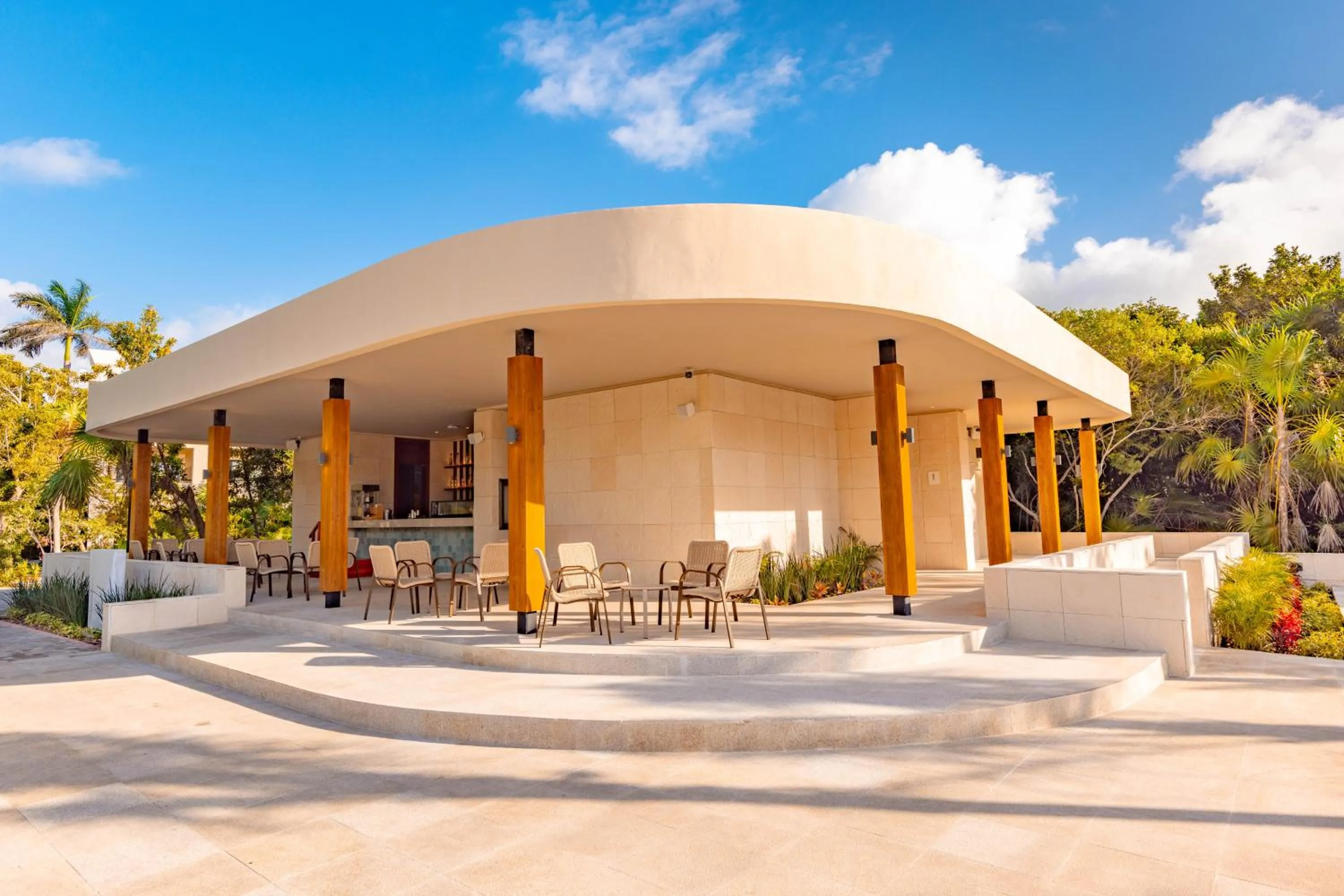 Lounge or bar in Family Selection at Grand Palladium Kantenah Resort & Spa - All Inclusive