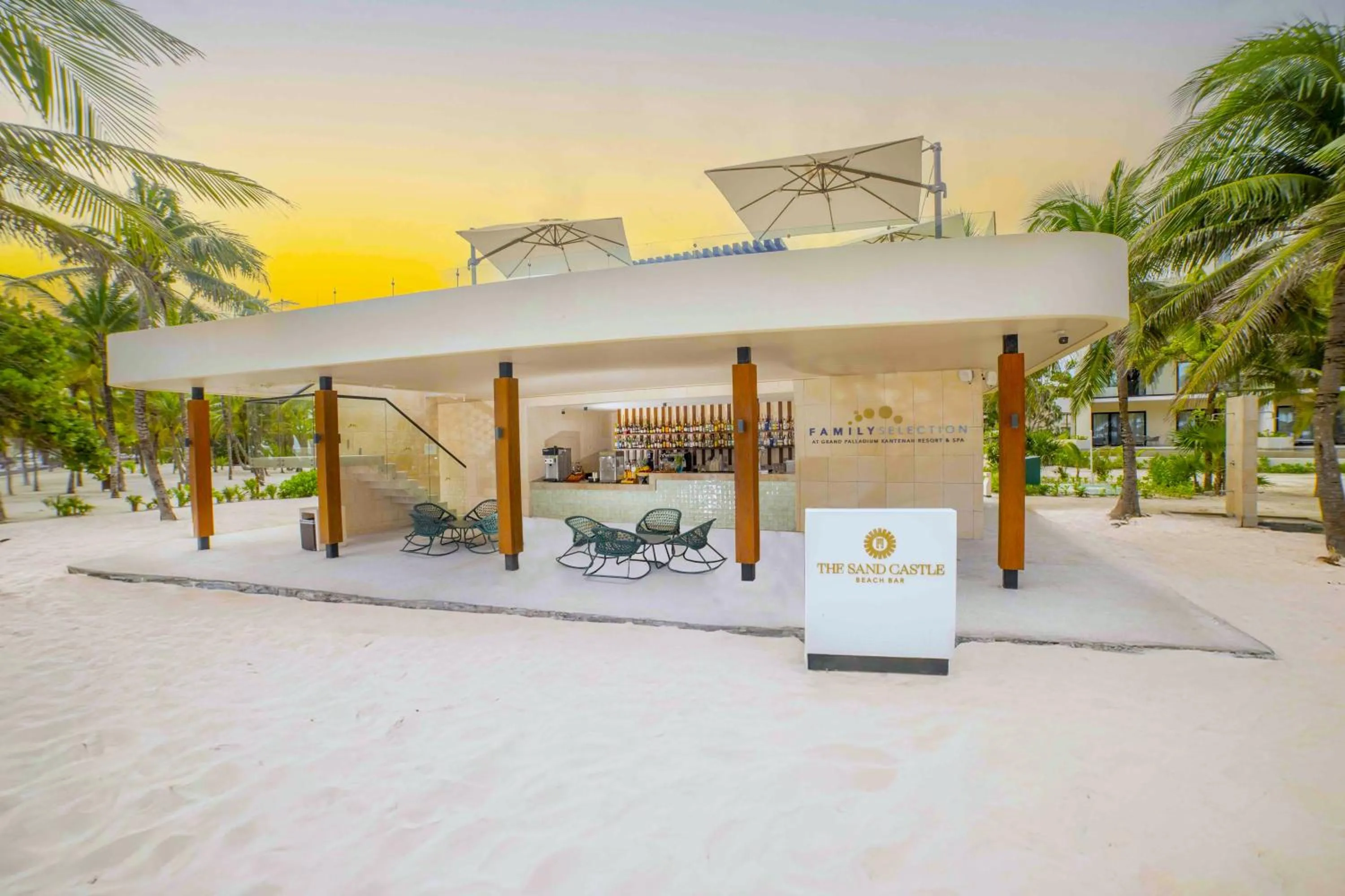 Lounge or bar in Family Selection at Grand Palladium Kantenah Resort & Spa - All Inclusive