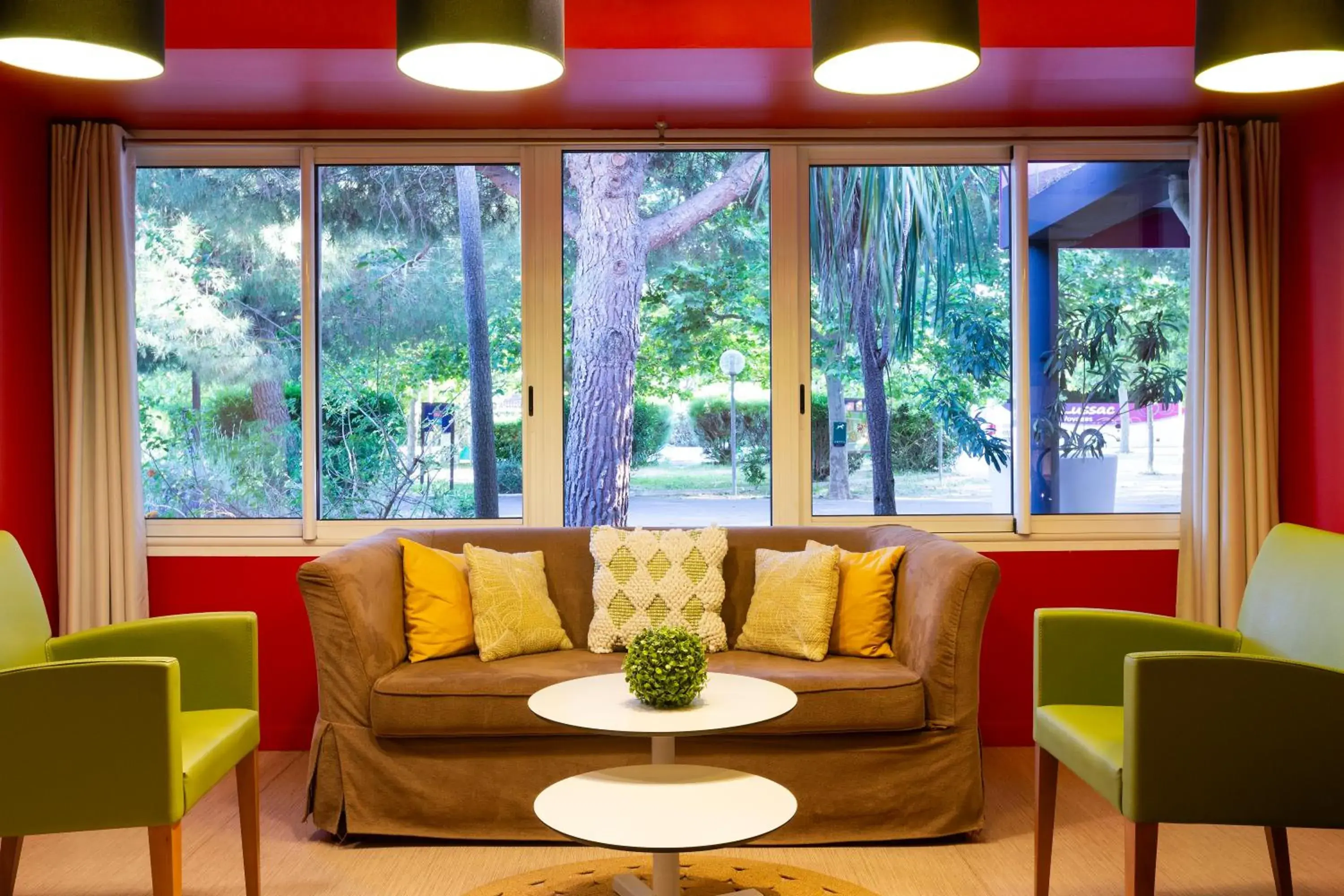 Lounge or bar in SOWELL HÔTELS Les Jardins du Cap Lounge or bar in SOWELL HÔTELS Les Jardins du Cap