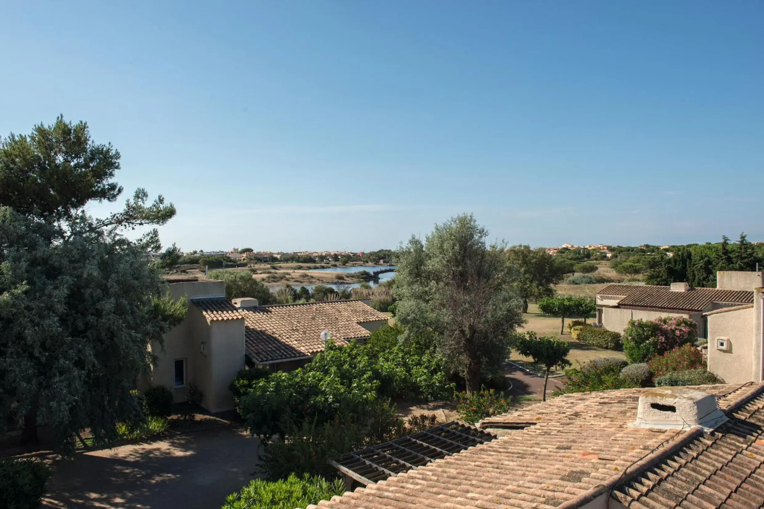 Property building in SOWELL HÔTELS Les Jardins du Cap Property building in SOWELL HÔTELS Les Jardins du Cap