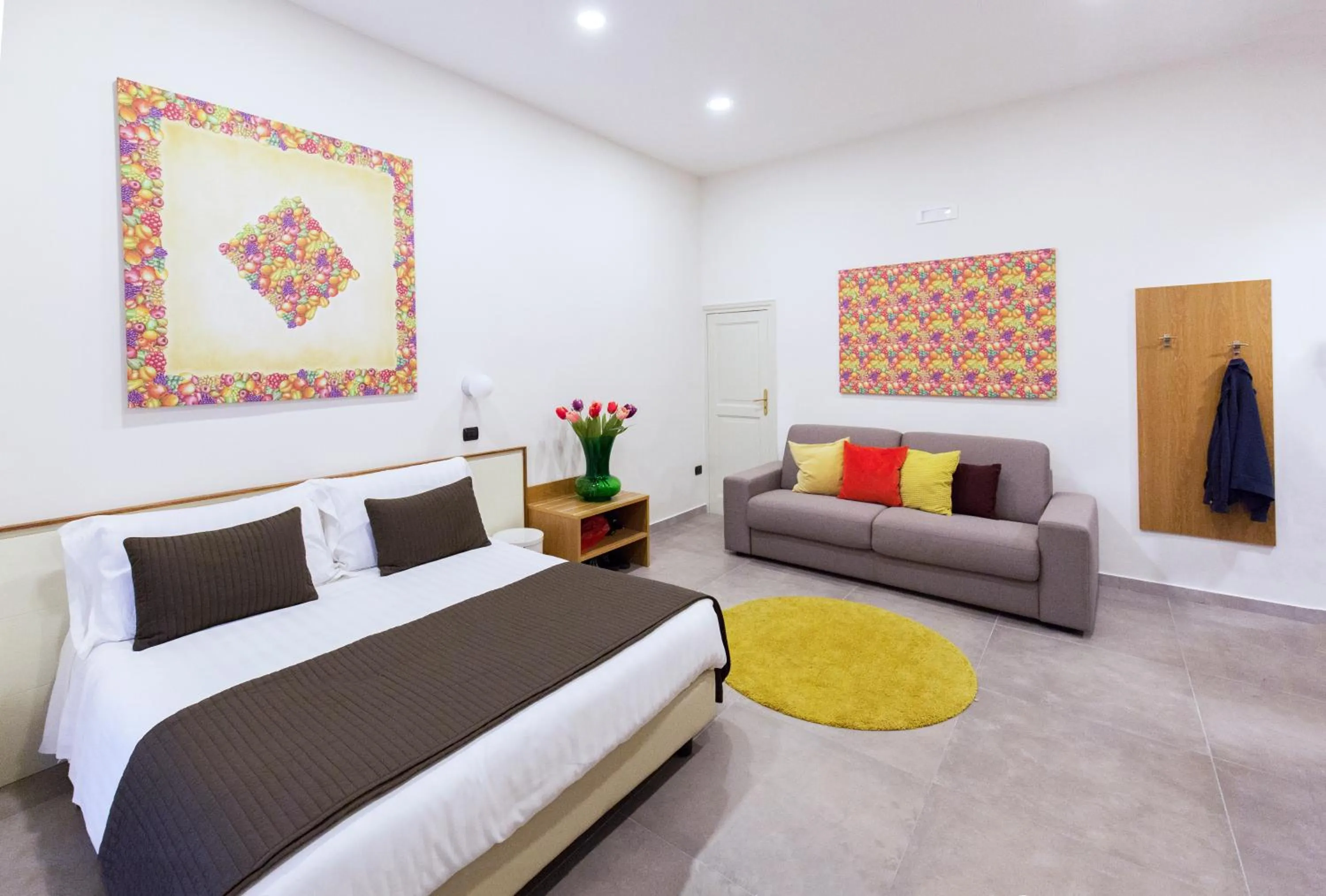 Photo of the whole room, Bed in Napolart