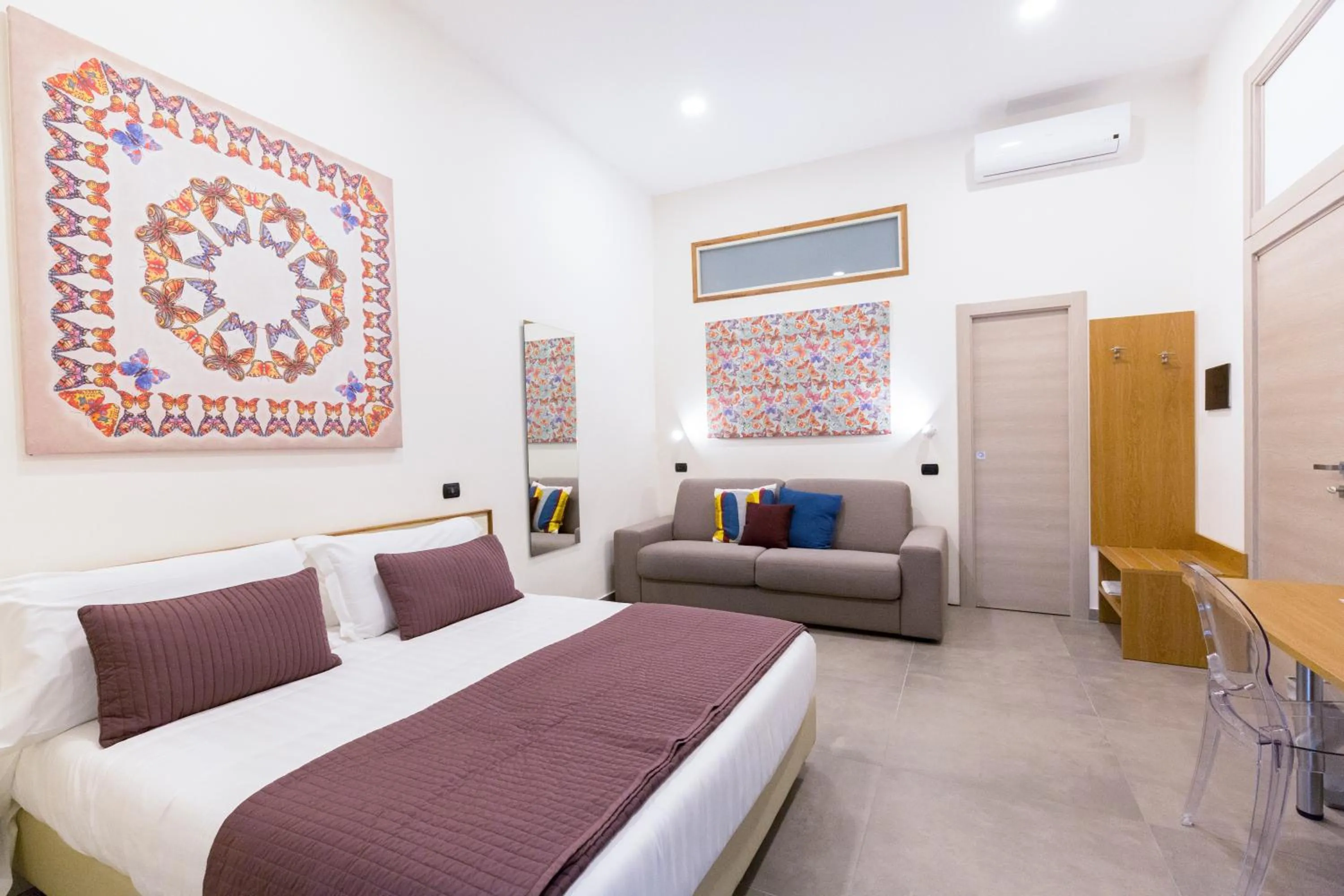 Photo of the whole room, Bed in Napolart