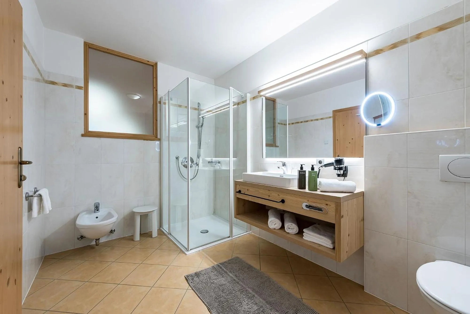 Shower in Hotel Torgglerhof