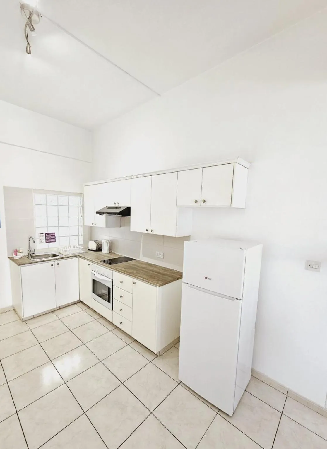 Kitchen or kitchenette in Stephanie City Apartments